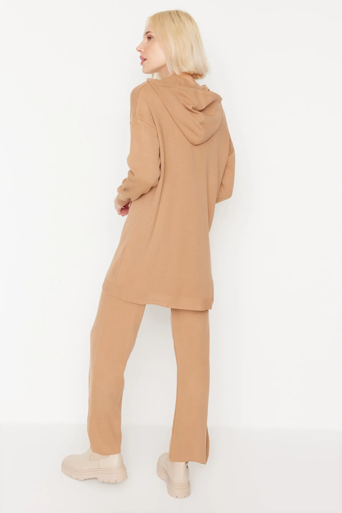 Trendyol Modest  Kamelfarbenes Strickset aus Pullover und Hose mit Kettendetail TCTAW23US00117