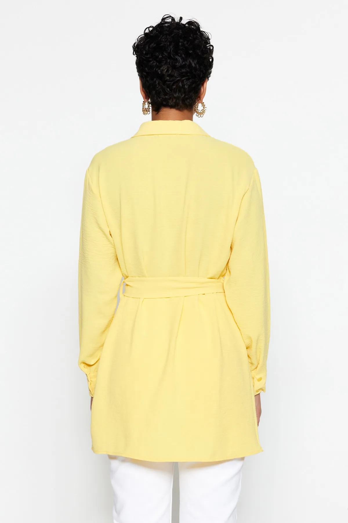 Trendyol Modest  Gelbes gewebtes Hemd mit Gürtel und versteckter Knopfleiste TCTSS21TN0049