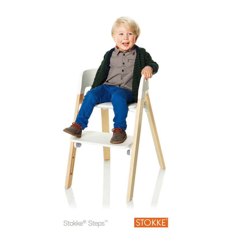 Chaise haute Steps blanche avec pieds en bois naturel Stokke