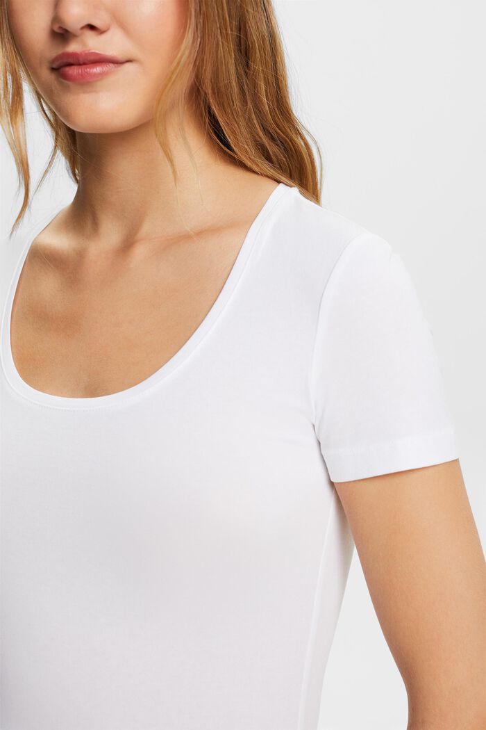 T-Shirt in schmaler Passform mit U-Ausschnitt