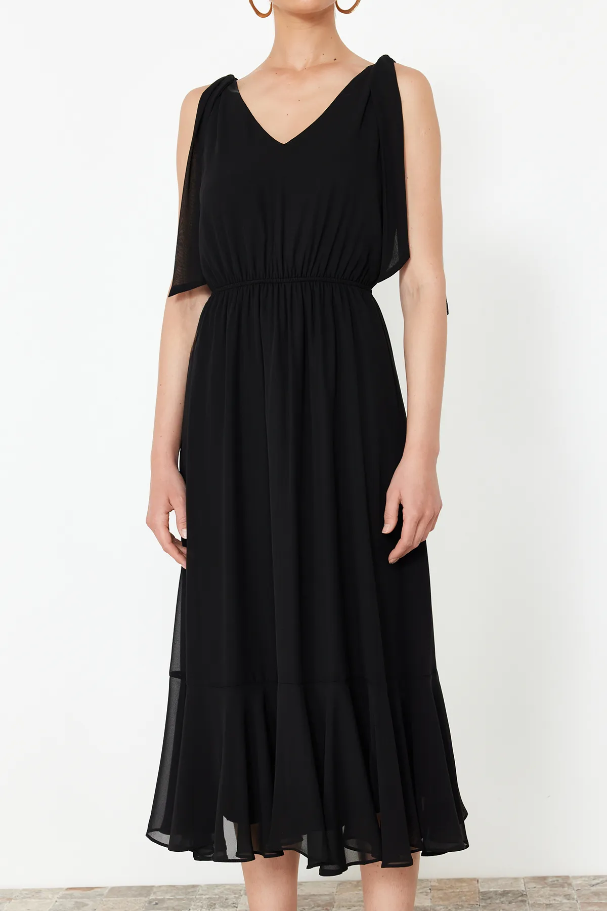 Trendyol Collection  Schwarzes A-Linien-Maxikleid aus gewebtem Chiffon mit elastischer Taille und Futter TWOSS24EL00804
