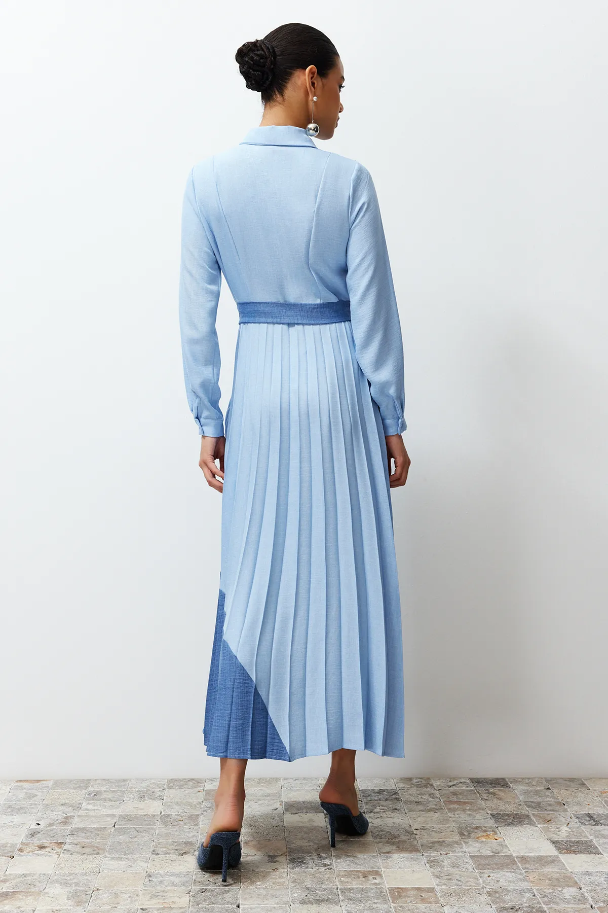 Trendyol Modest  Blaues, gewebtes Hemdkleid mit Blockfarben TCTSS24EB00119