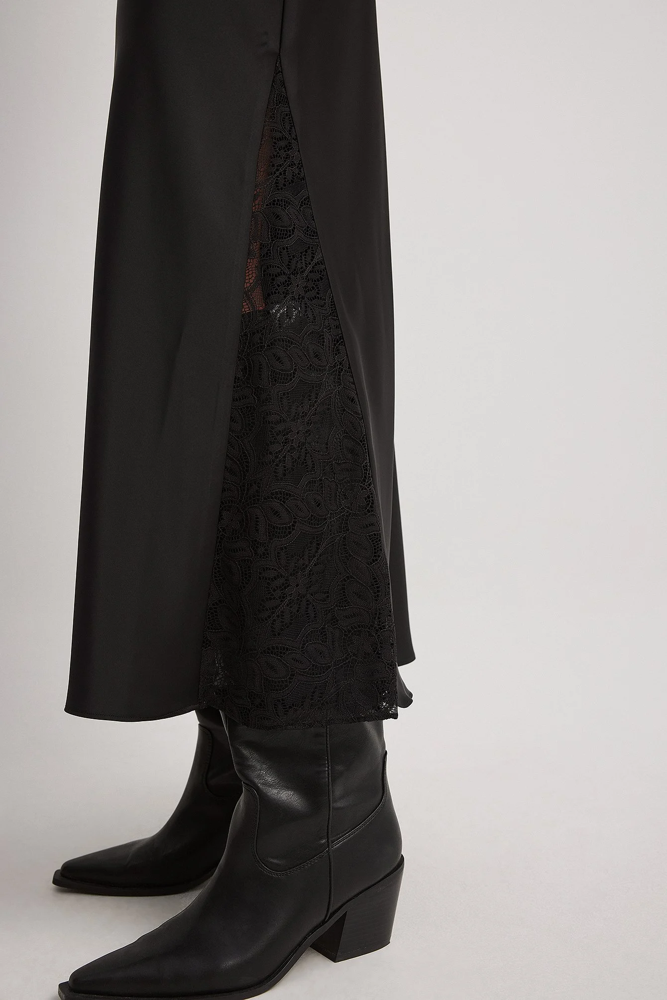 Kleid mit Spitzendetails