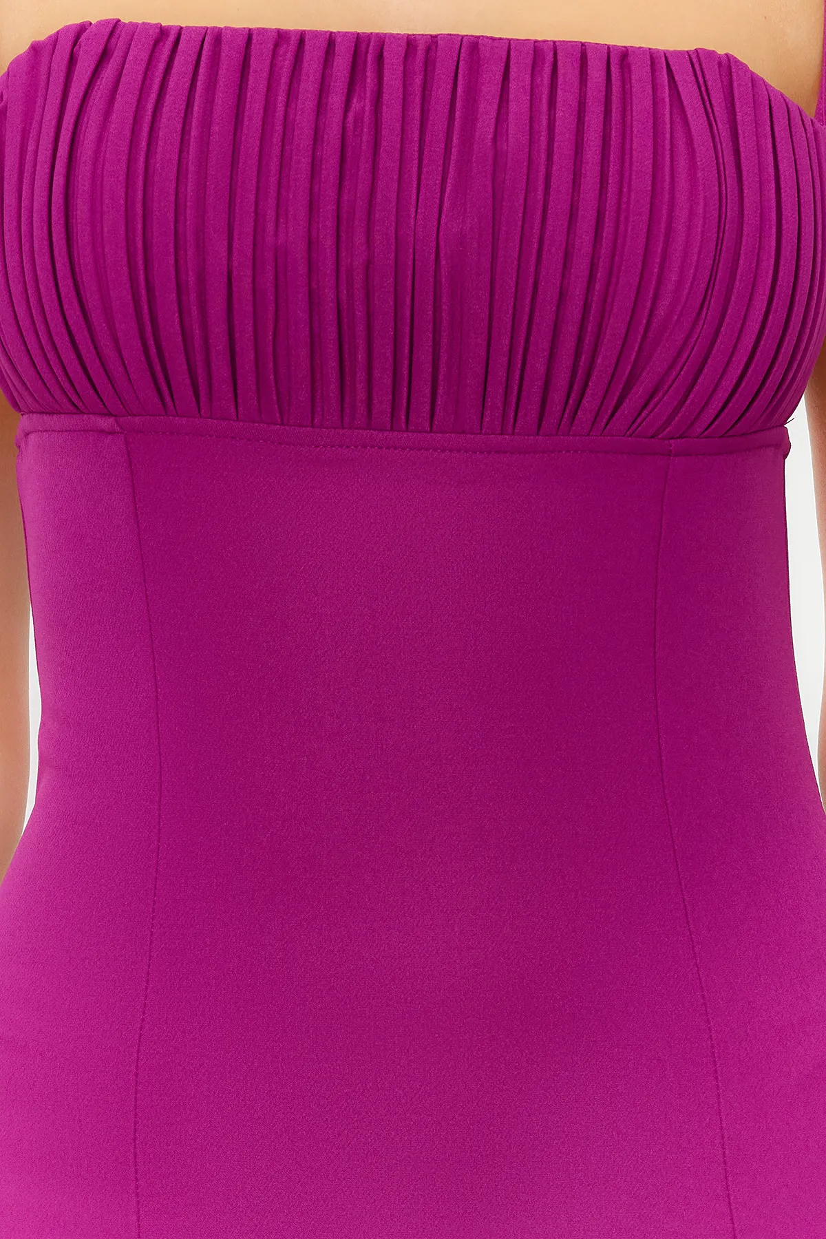Trendyol Collection  Lila figurbetontes, gefüttertes Abendkleid aus Webstoff TPRSS22EL3197