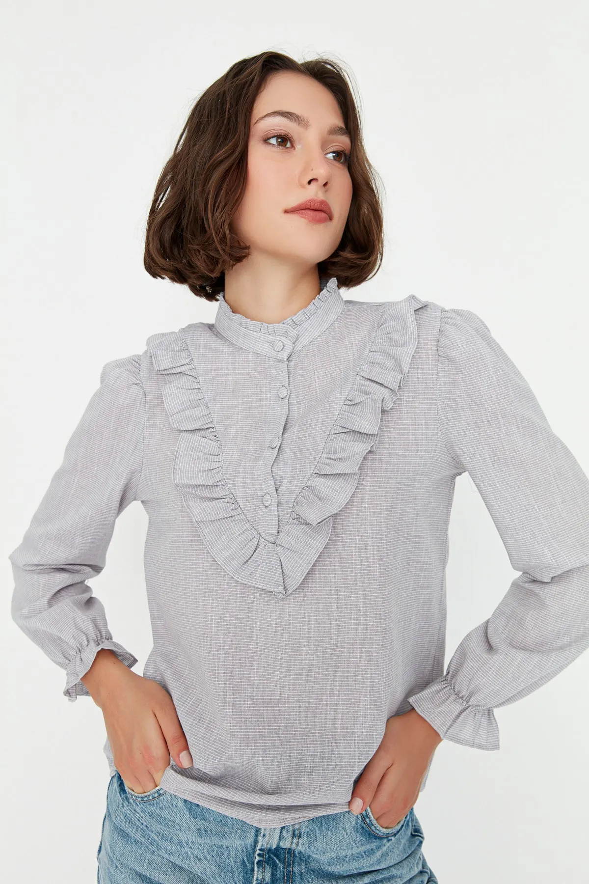 Trendyol Collection  Graue, gerüschte Webbluse TWOSS21BZ0325