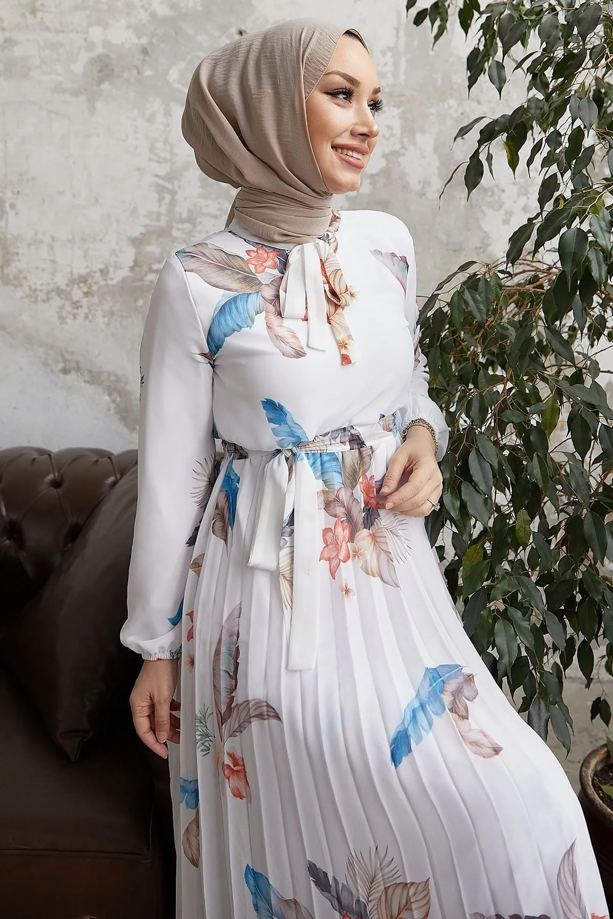 InStyle  Ares Chiffonkleid mit Federmuster – Weiß