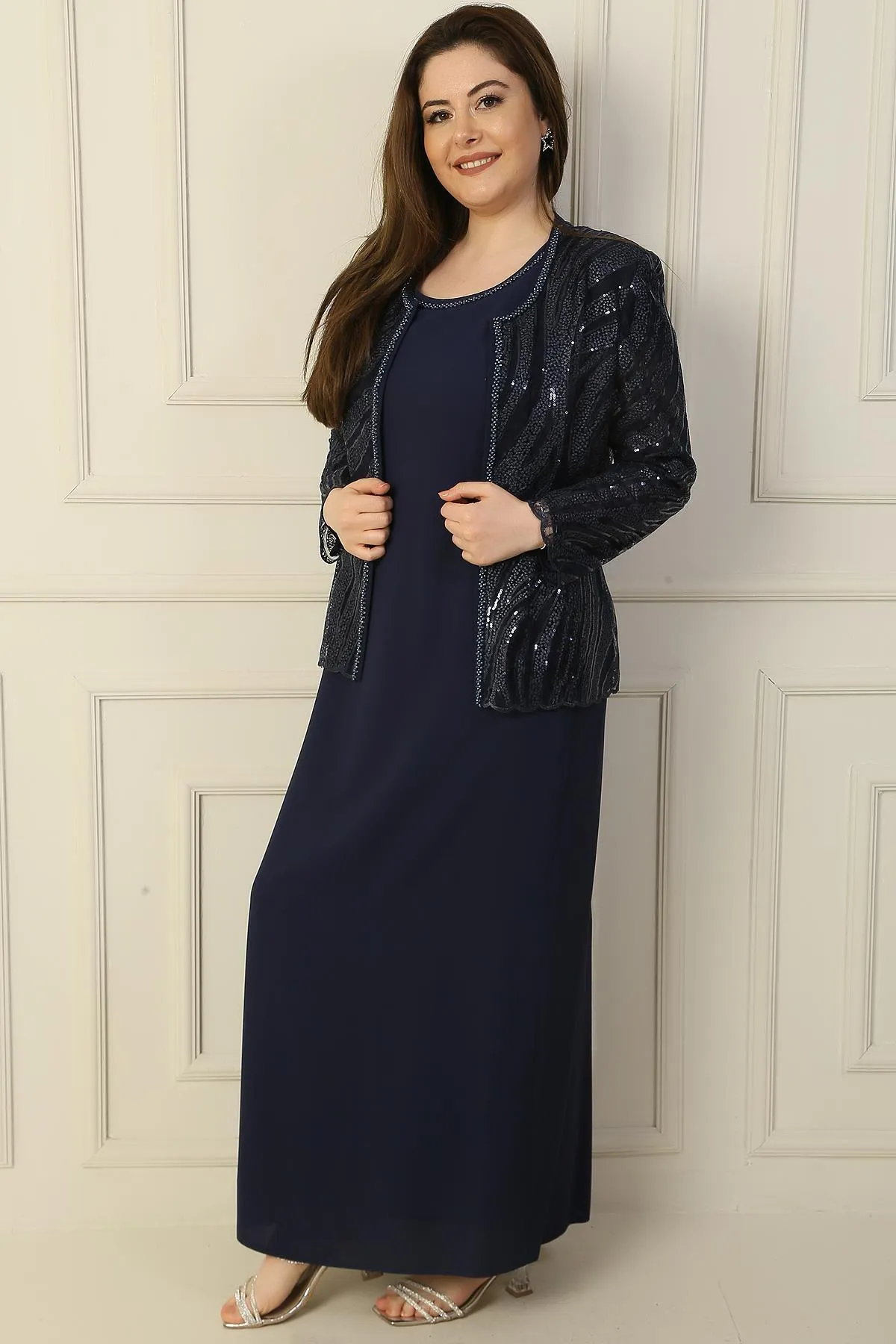 By Saygı  Langes Kleid mit Halbmondärmeln, mit Perlen und Pailletten bestickt, Jacke aus Tüll, gefüttert, 2-teiliges Set in Übergröße