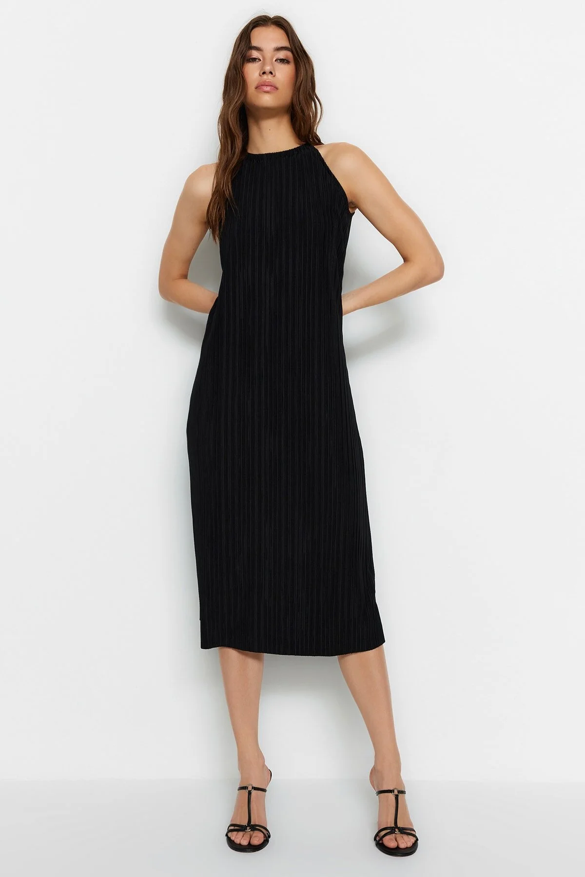 Trendyol Collection  Schwarzes Etuikleid/einfarbiges, ärmelloses Midi-Strickkleid mit Falten TWOSS23EL00752