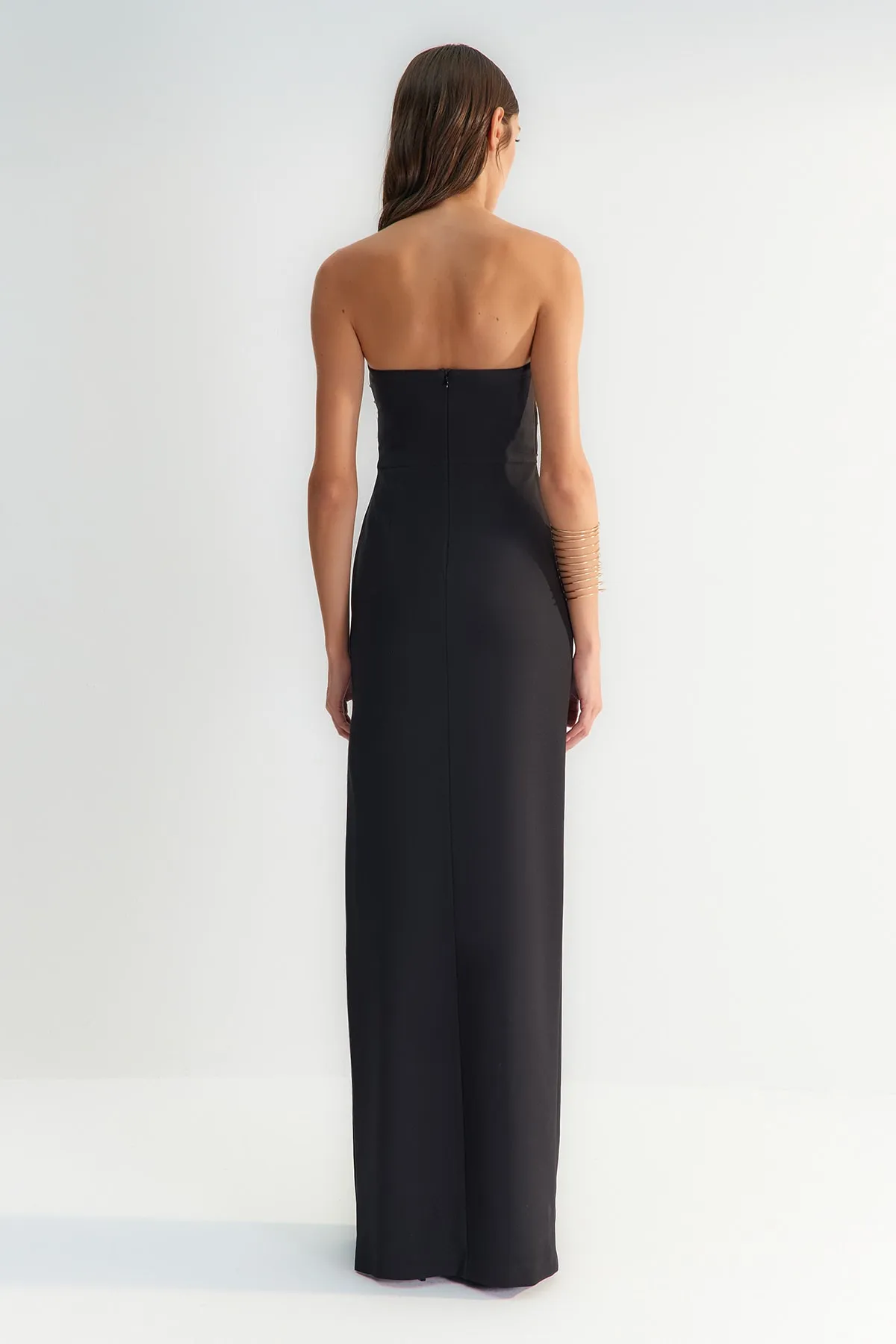 Trendyol Collection  X Zeynep Tosun Schwarzes, figurbetontes Kleid mit Sonnen-Accessoire-Details und glänzendem Schmucksteinbesatz TCLSS23AE00008