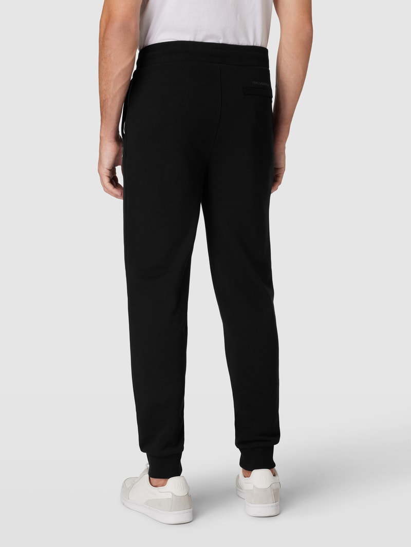 Jogpants mit Label-Patch in schwarz