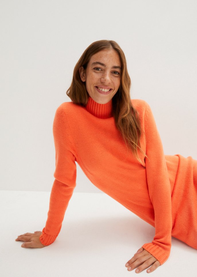 Strickkleid in Midi-Länge mit Stehkragen und Schlitzen