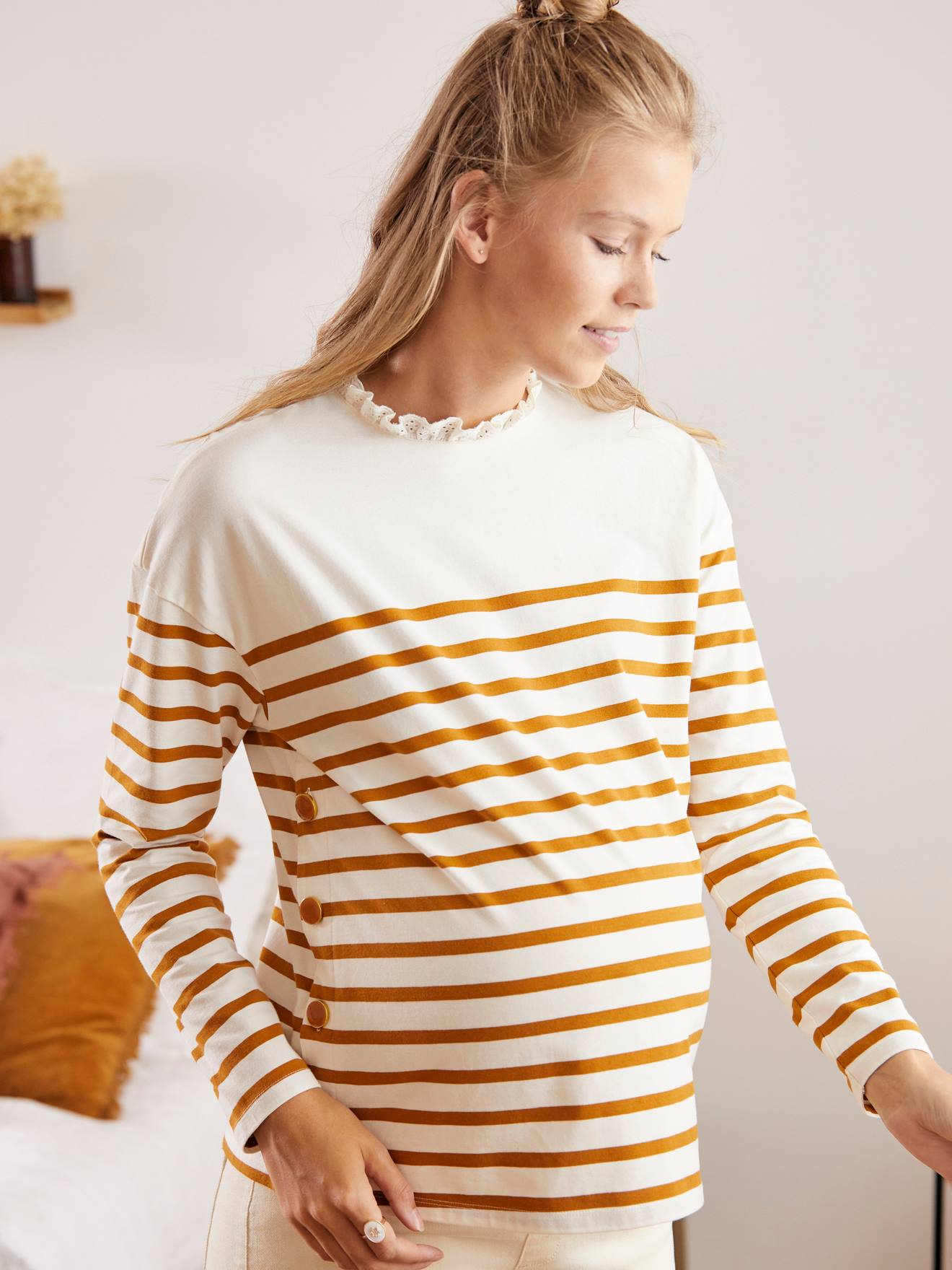 T-shirt col volanté de grossesse et d'allaitement beige11-0602 tcx/ noir19-4006t