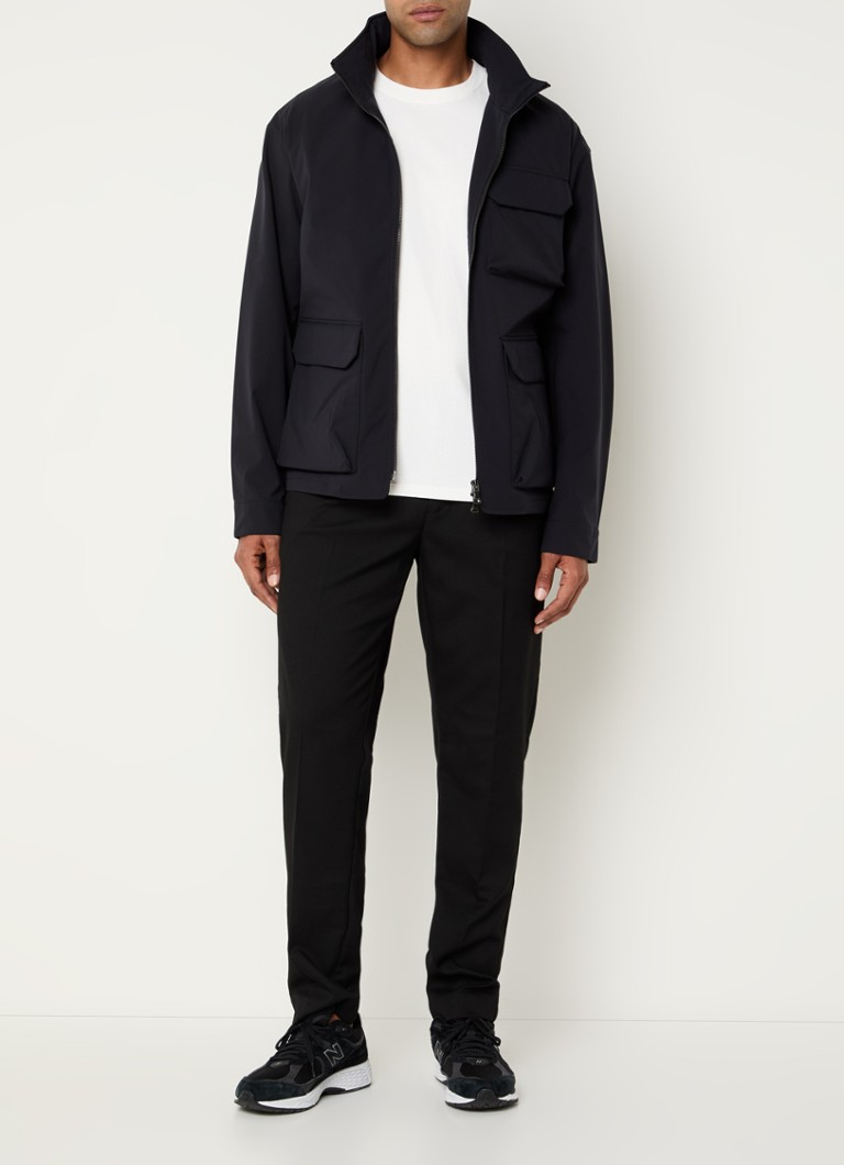Jaqueta softshell Lyle & Scott com capuz embutido e bolsos com aba.