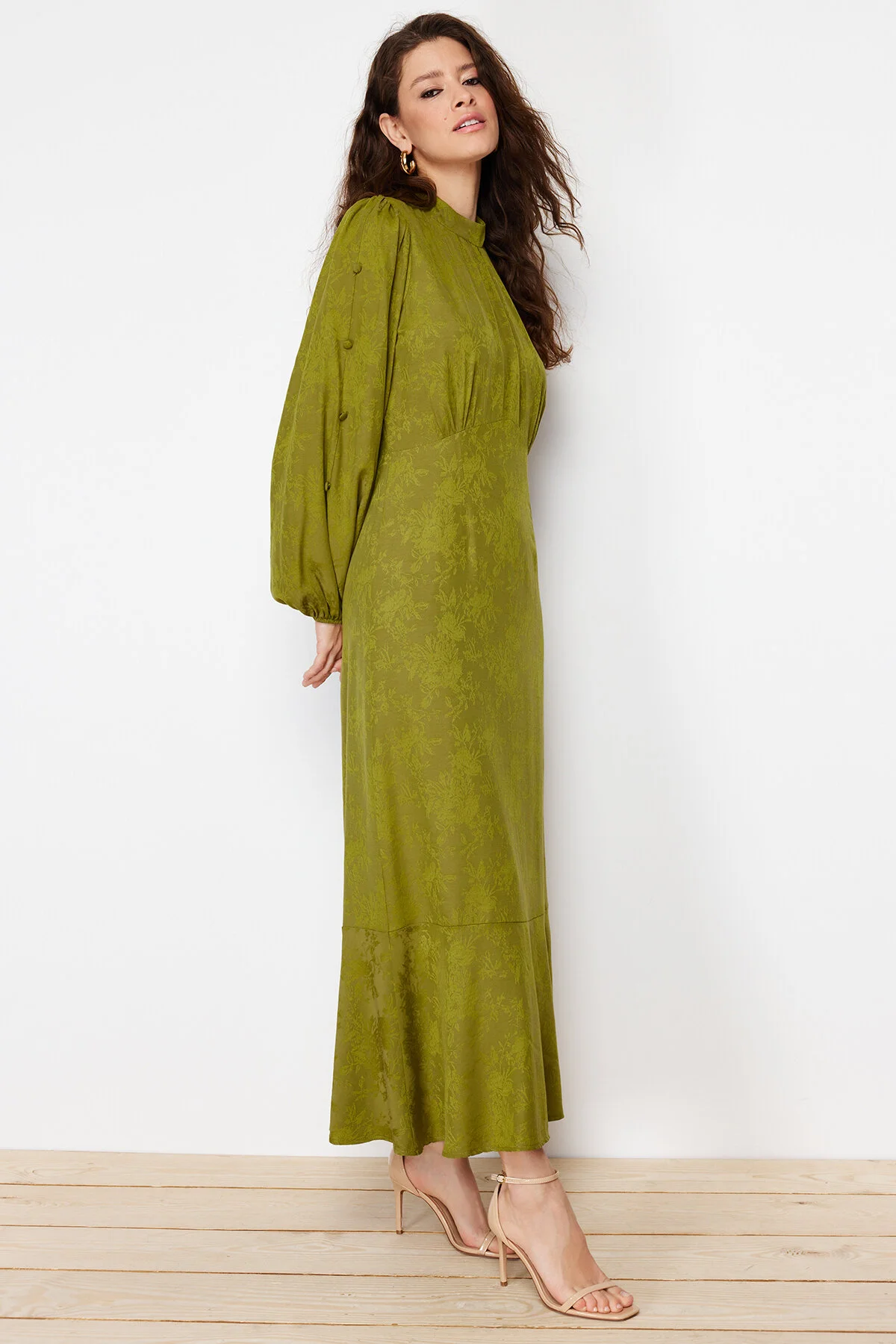 Trendyol Modest  Khakifarbenes Jacquard-Kleid mit Blumenmuster TCTSS24EB00064