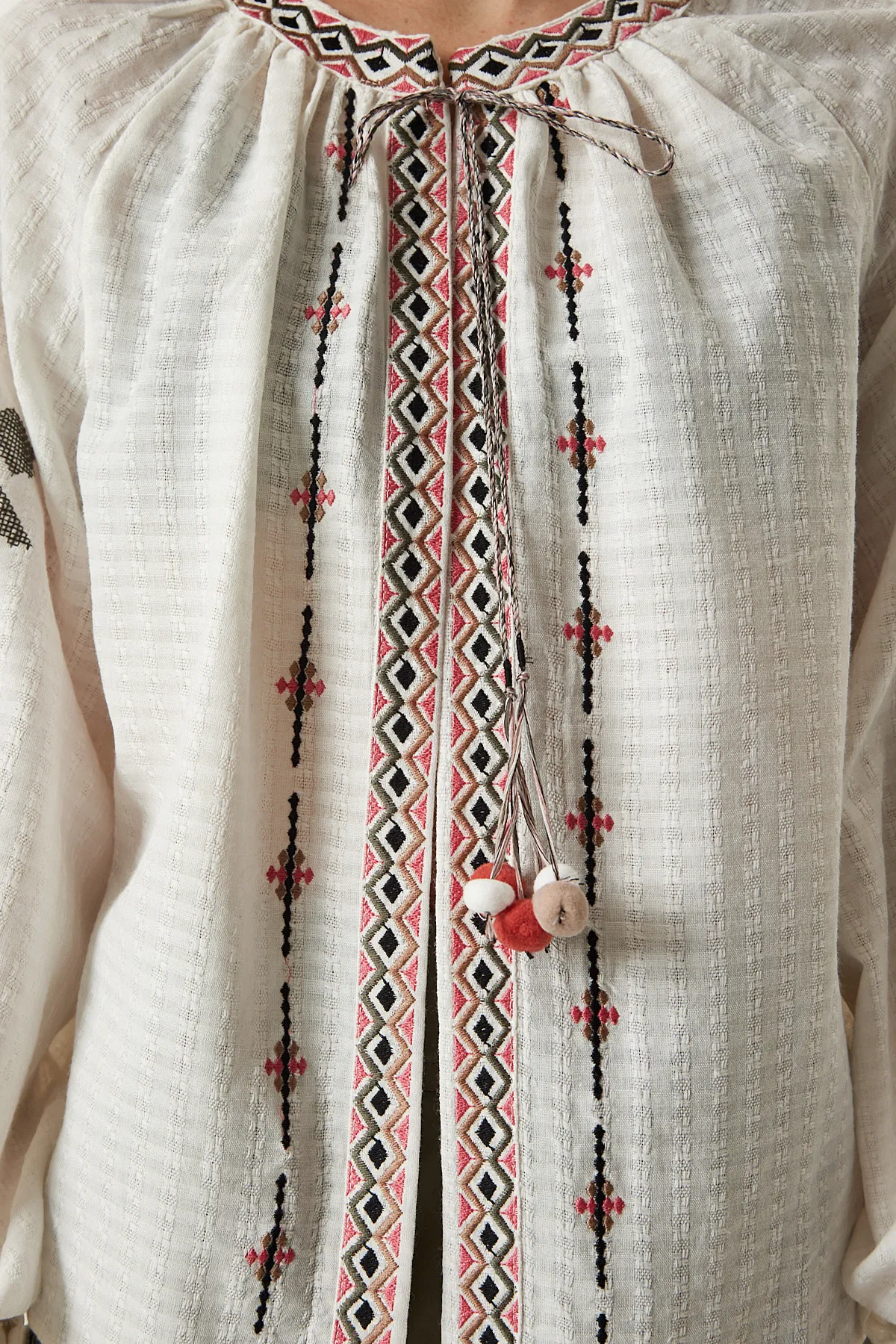 Happiness İstanbul  Ecrufarbene Leinenbluse mit Stickereidetail und Bindeband ES00146