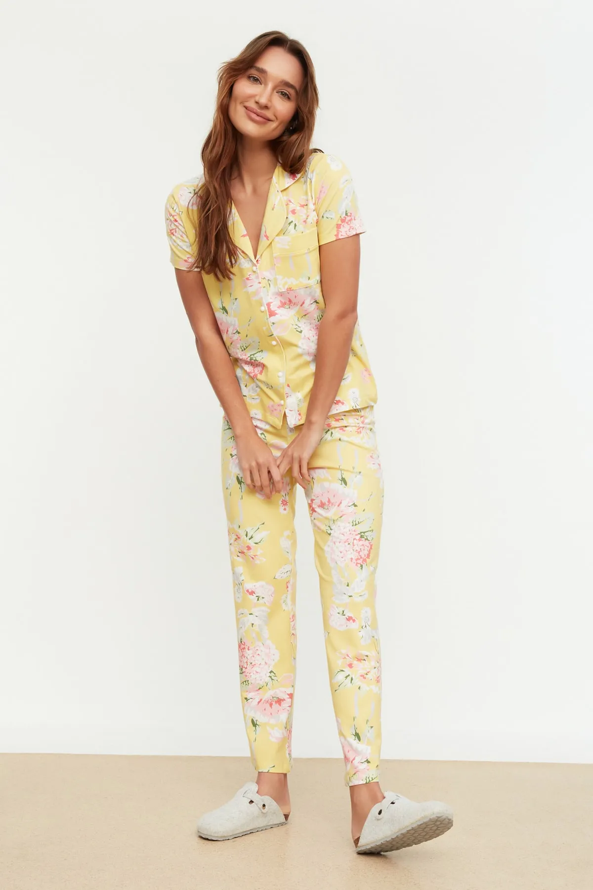 Trendyol Collection  Gelbes, gestricktes Pyjama-Set aus Hemd und Hose aus 100 % Baumwolle mit Blumenmuster THMSS20PT0063