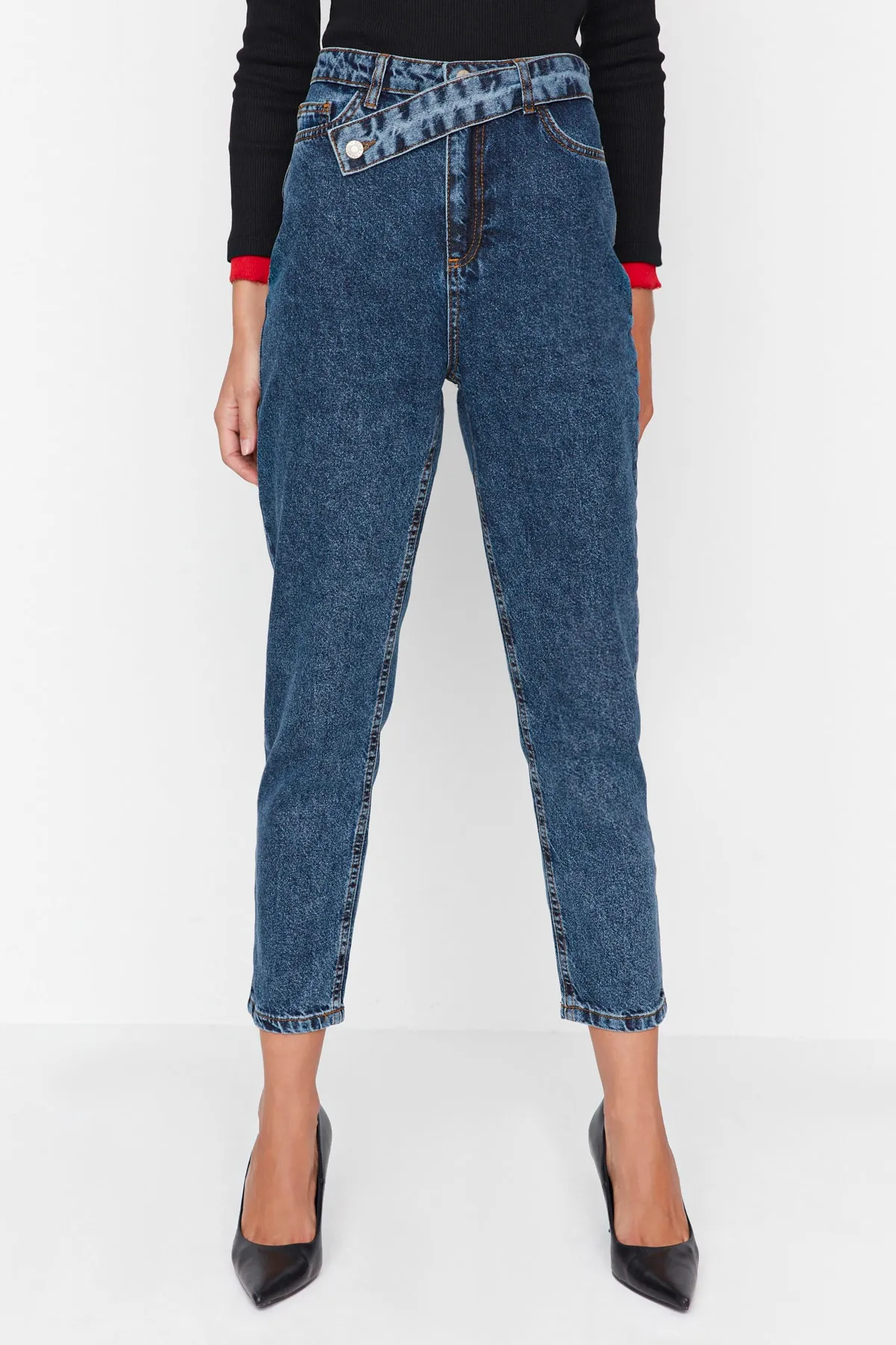 Trendyol Collection  Mom-Jeans mit hoher Taille und marineblauem Taillendetail
