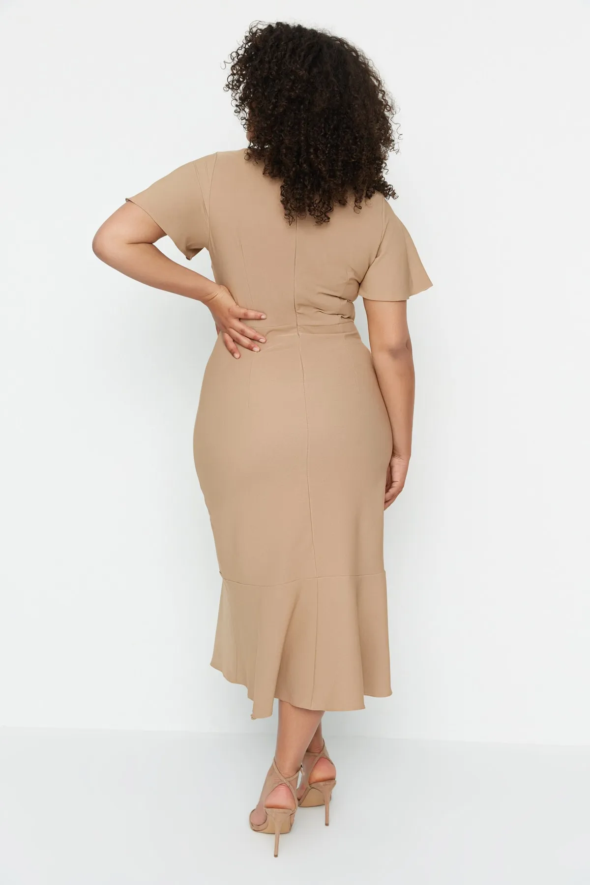 Trendyol Curve  Kamelfarbenes gewebtes Volantkleid mit Ärmeln TBBSS22EL1626