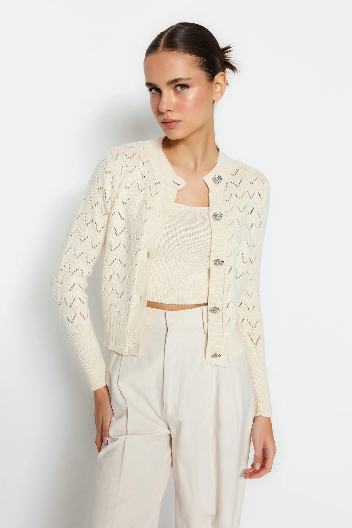 Trendyol Collection  Blusen-Cardigan-Set mit durchbrochenen Löchern und Steinknöpfen TWOSS23HI00000