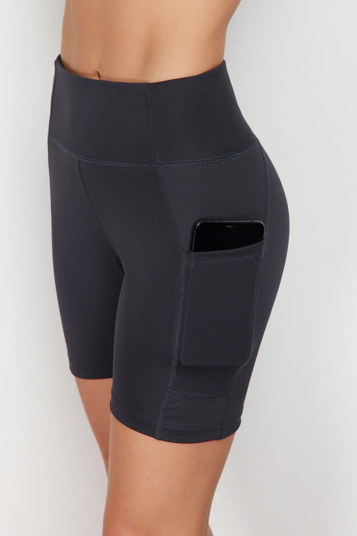 Trendyol Collection  Anthrazitfarbene Strick-Sportshorts/kurze Leggings mit Doppeltaschendetail THMSS24TY00030
