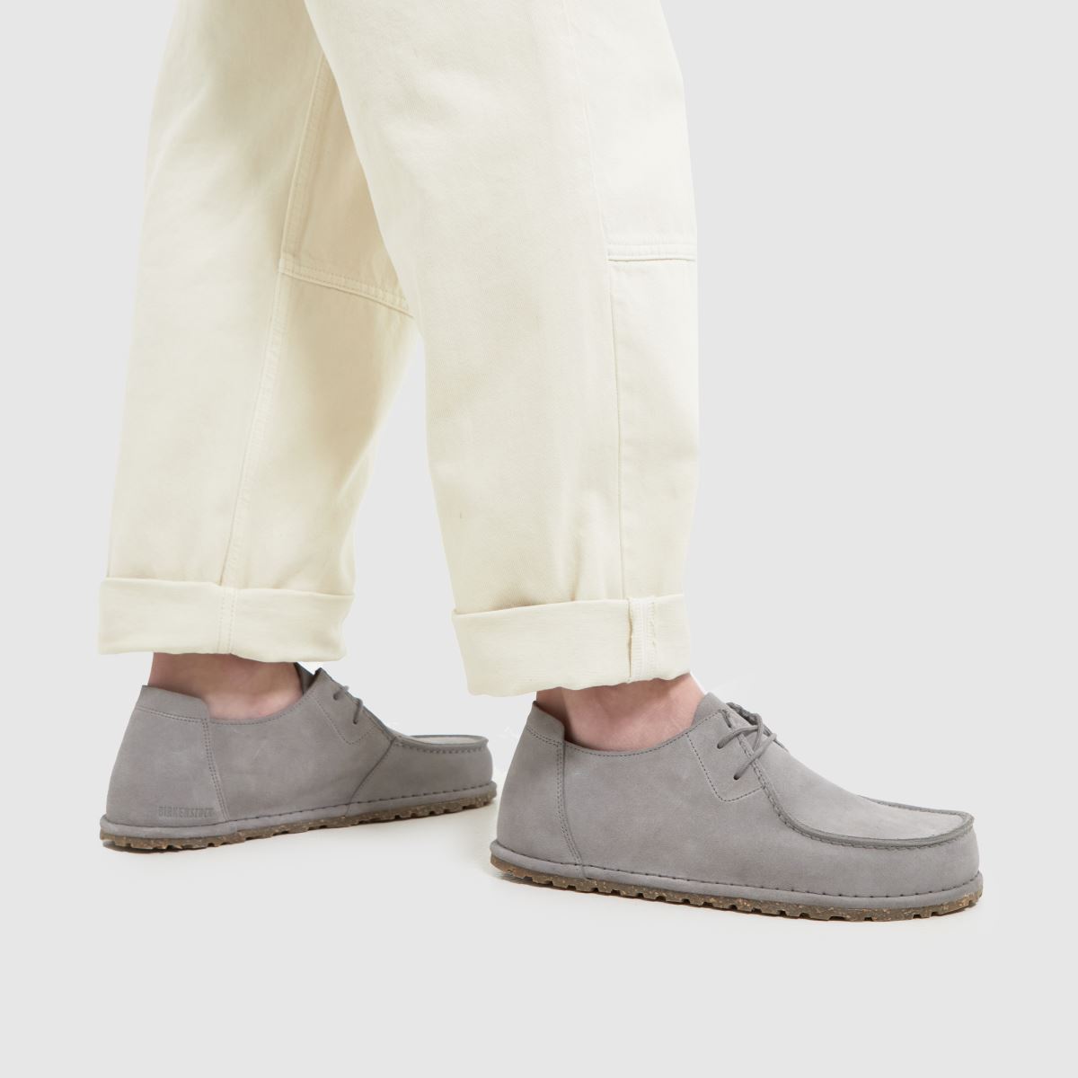BIRKENSTOCK – Ljusgrå utti-skor med snörning
