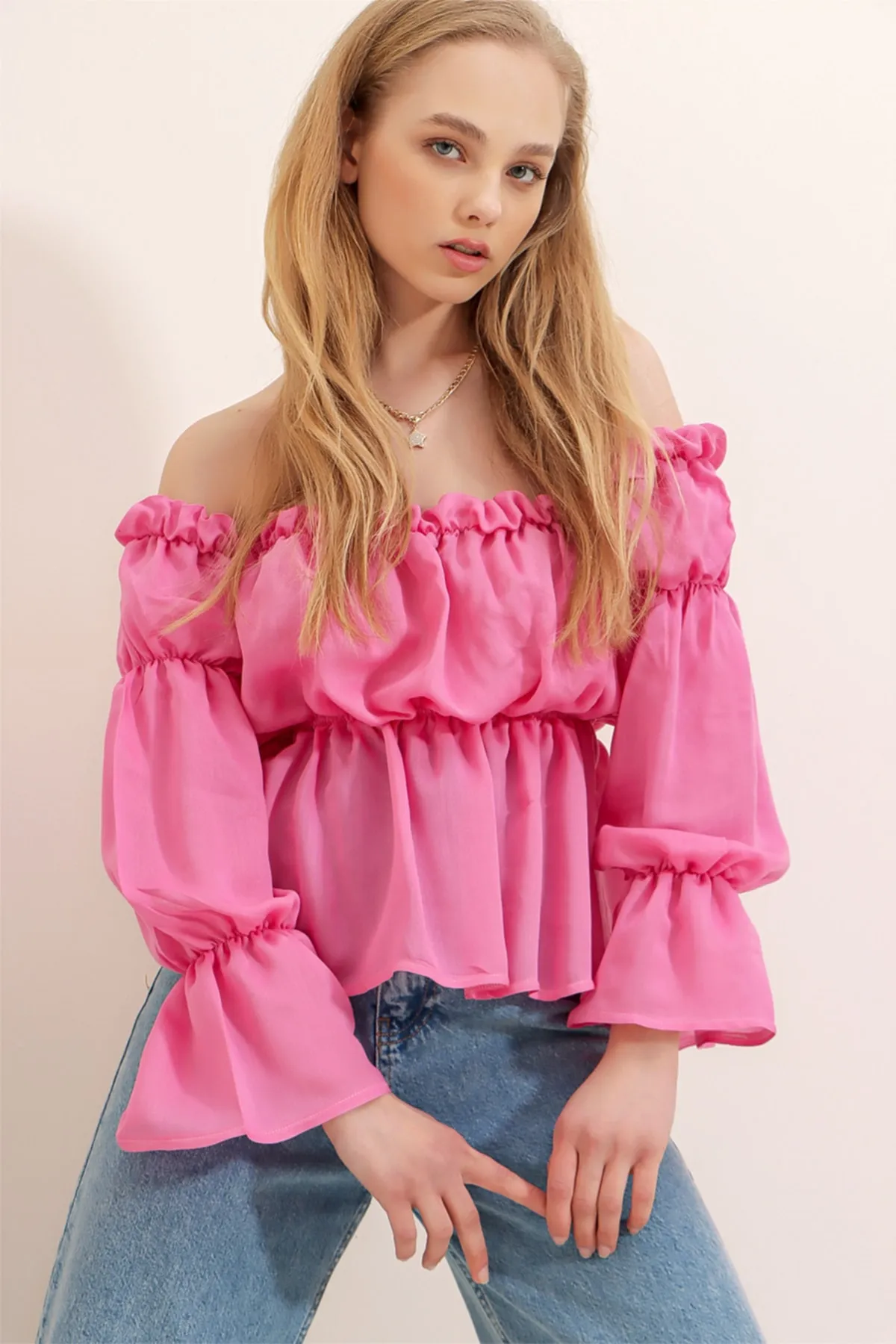 Trend Alaçatı Stili  Candy Pink Madonna-Kragen vorne geraffte und elastische Strickbluse für Damen ALC-X7824