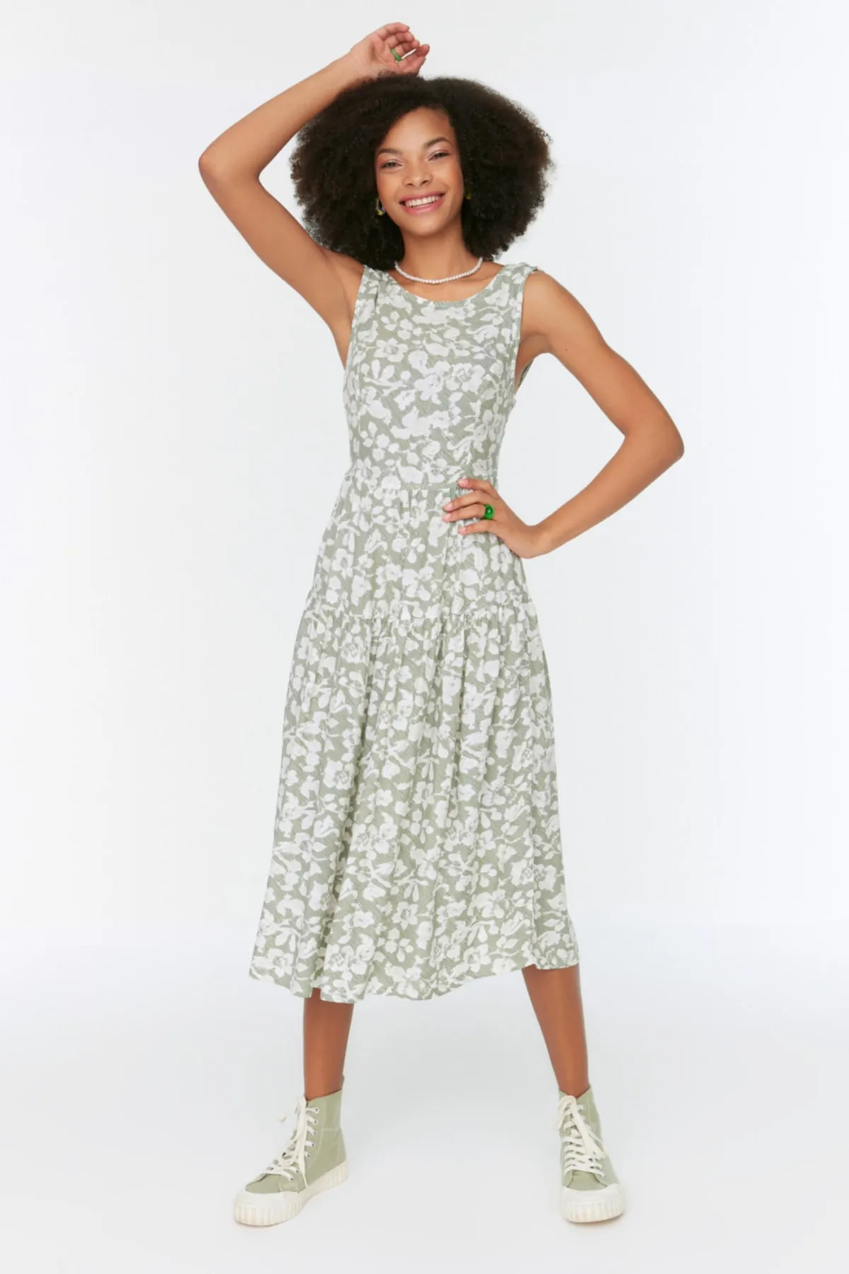 Trendyol Collection  Mintgrünes Midikleid mit gewebtem Rückendetail und Blumenmuster und Taillenöffnung TWOSS21EL0709