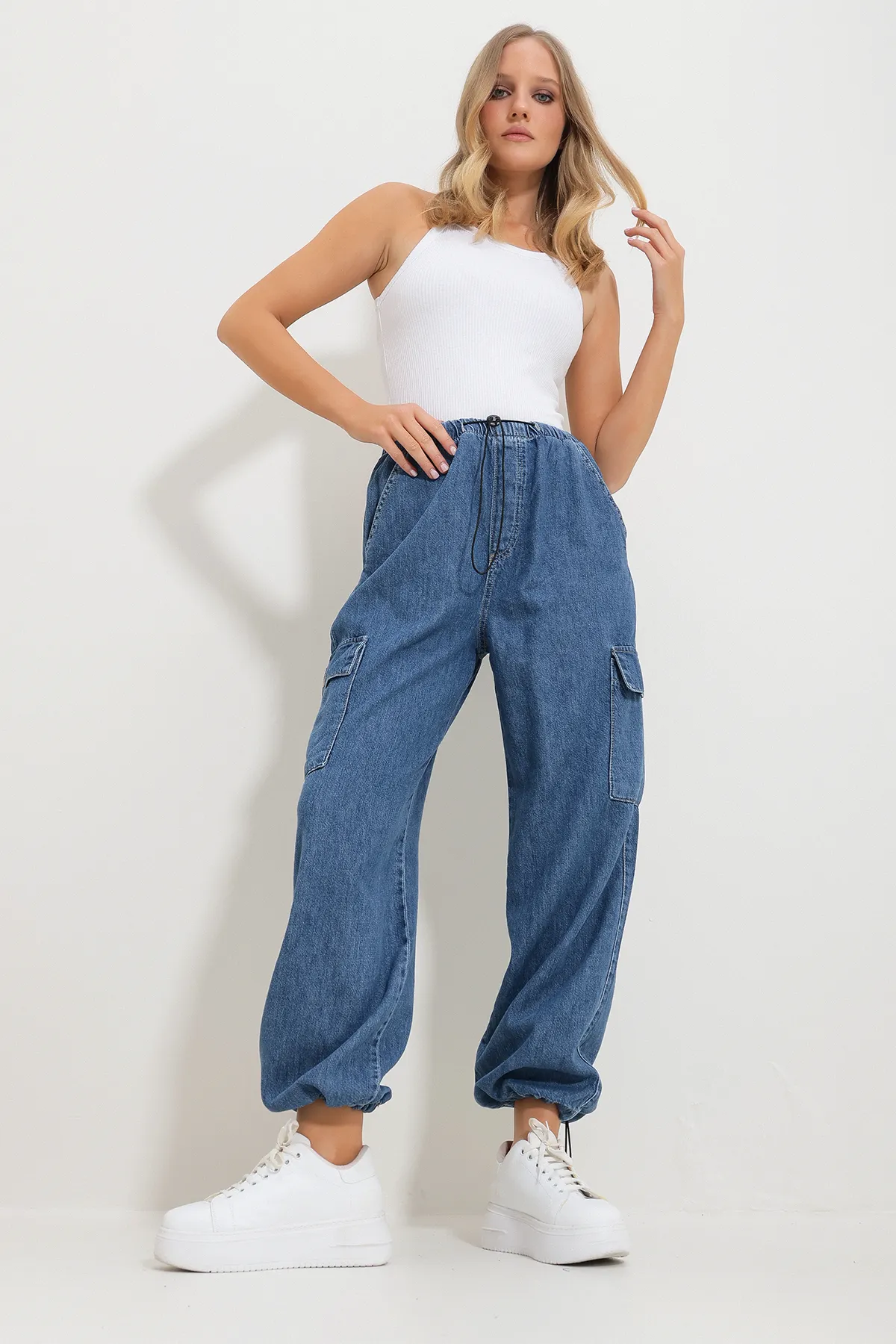Trend Alaçatı Stili  Blaue Cargo-Jogginghose für Damen mit elastischem Bund und Taschen Alc-X11759