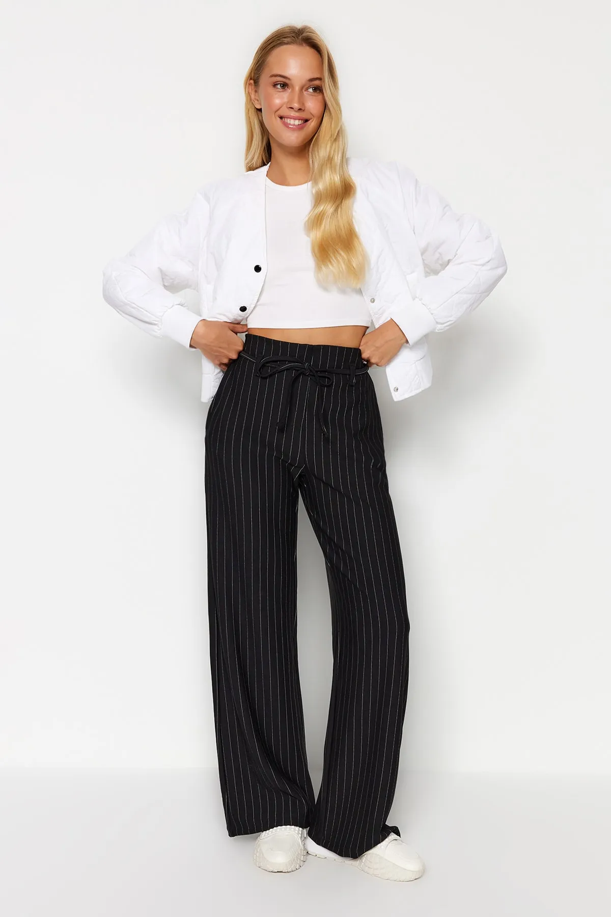 Trendyol Collection  Schwarz gestreifte Gürteldetaillierte gerade/gerade dehnbare Strickhose TWOAW24PL00084