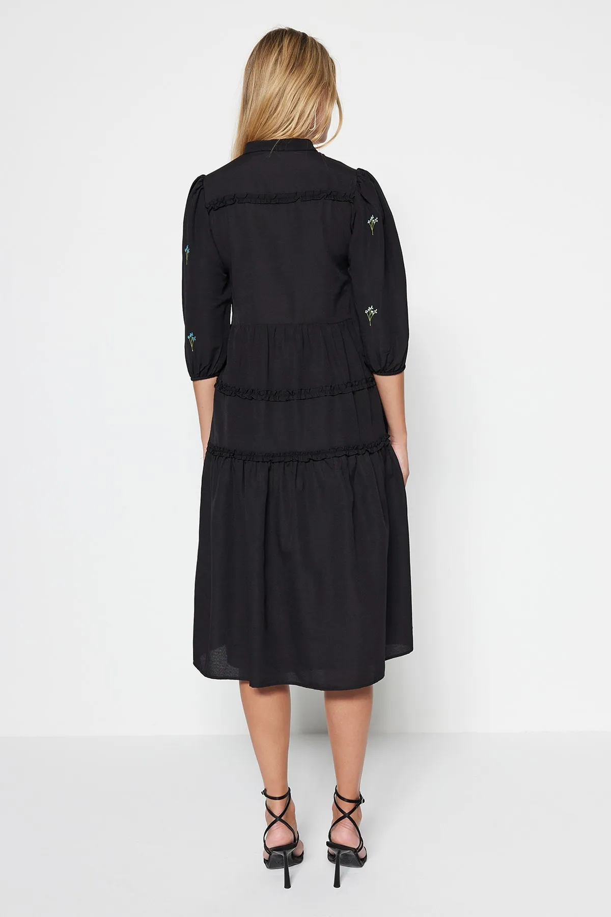 Trendyol Collection  Schwarzes, gerade geschnittenes, besticktes Midi-Webkleid TWOAW22EL0882
