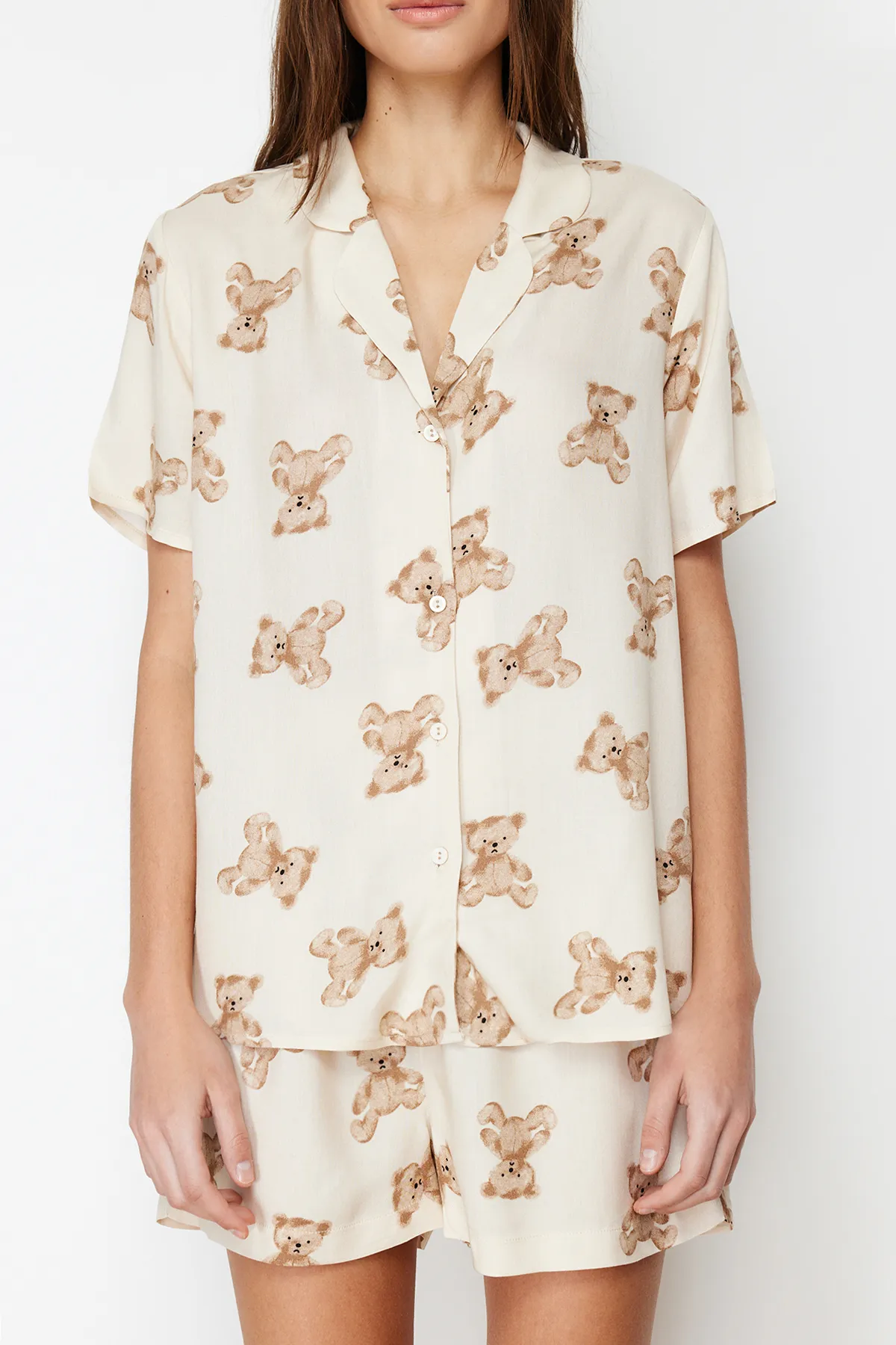 Trendyol Collection  Beigefarbenes Pyjama-Set aus gewebter Viskose mit Teddybär-Muster THMSS24PT00067