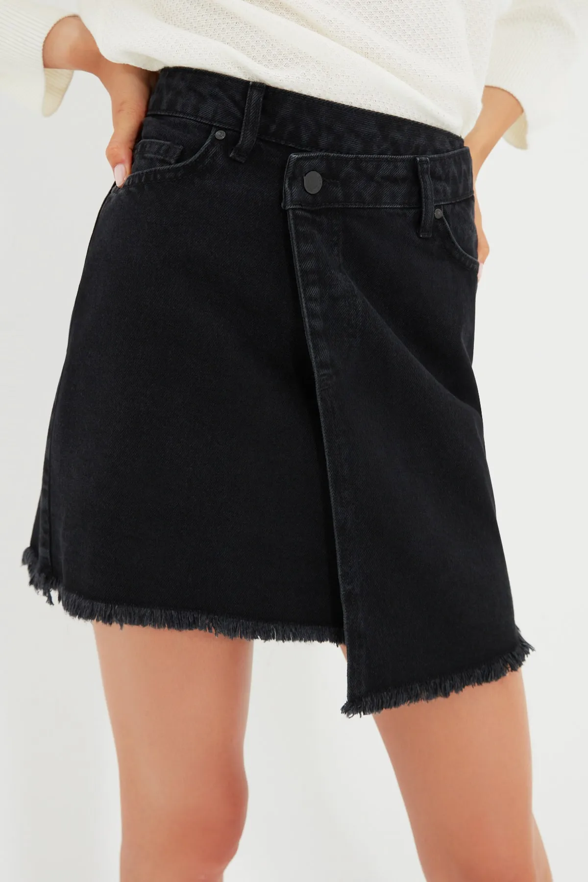 Trendyol Collection  Schwarzer asymmetrischer Jeansrock TWOAW20ET0071