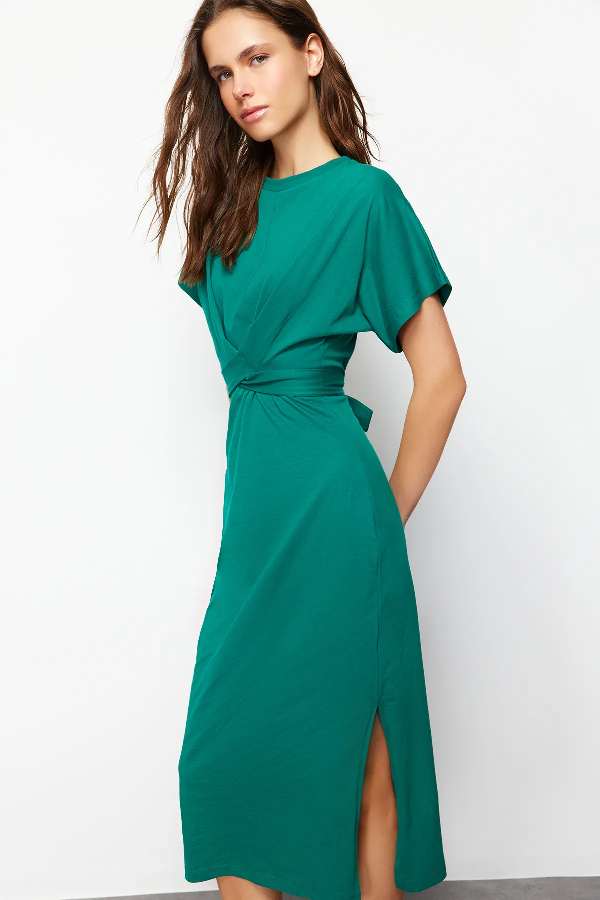 Trendyol Collection  Smaragdgrünes, tailliertes Midi-Bleistiftkleid aus 100 % Baumwolle mit Schlitz und Bindedetail TWOSS21EL0404