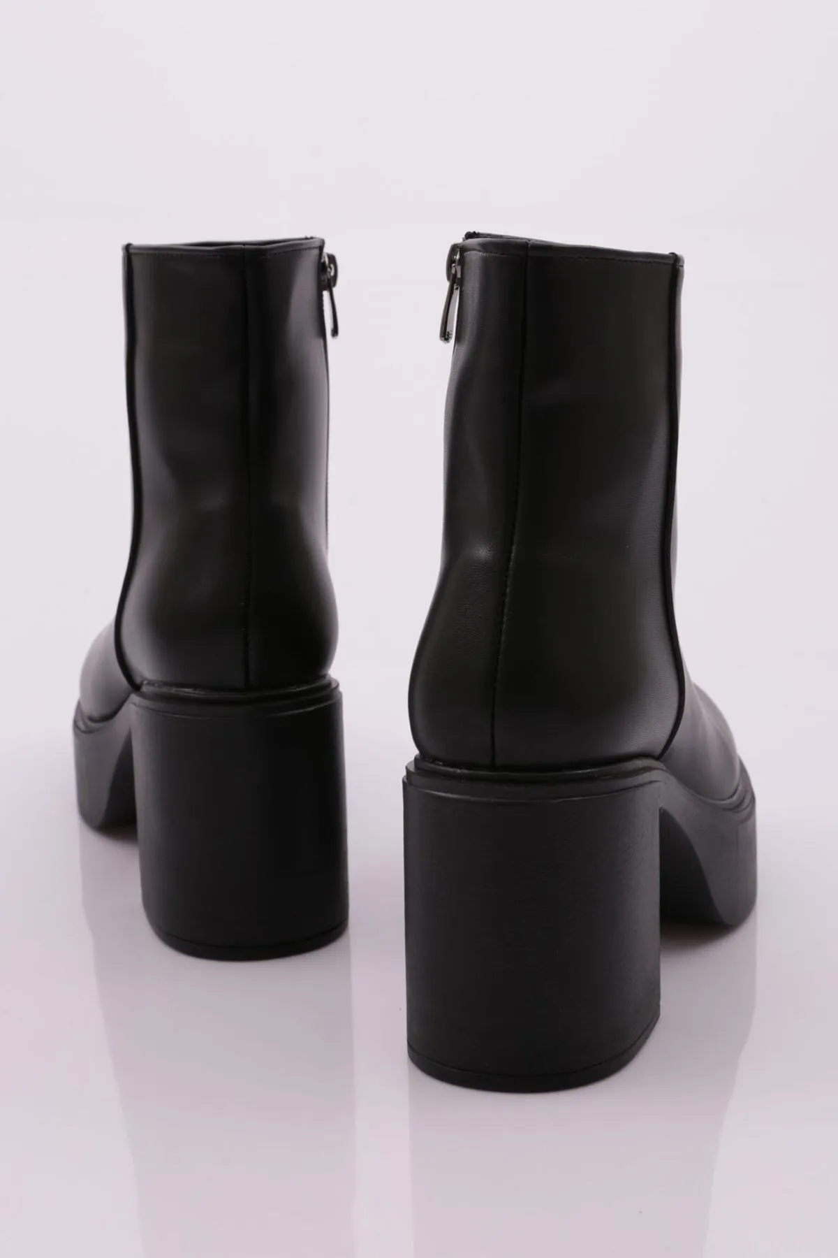 DGN  Schwarze Damenstiefel mit Absatz K632-22k
