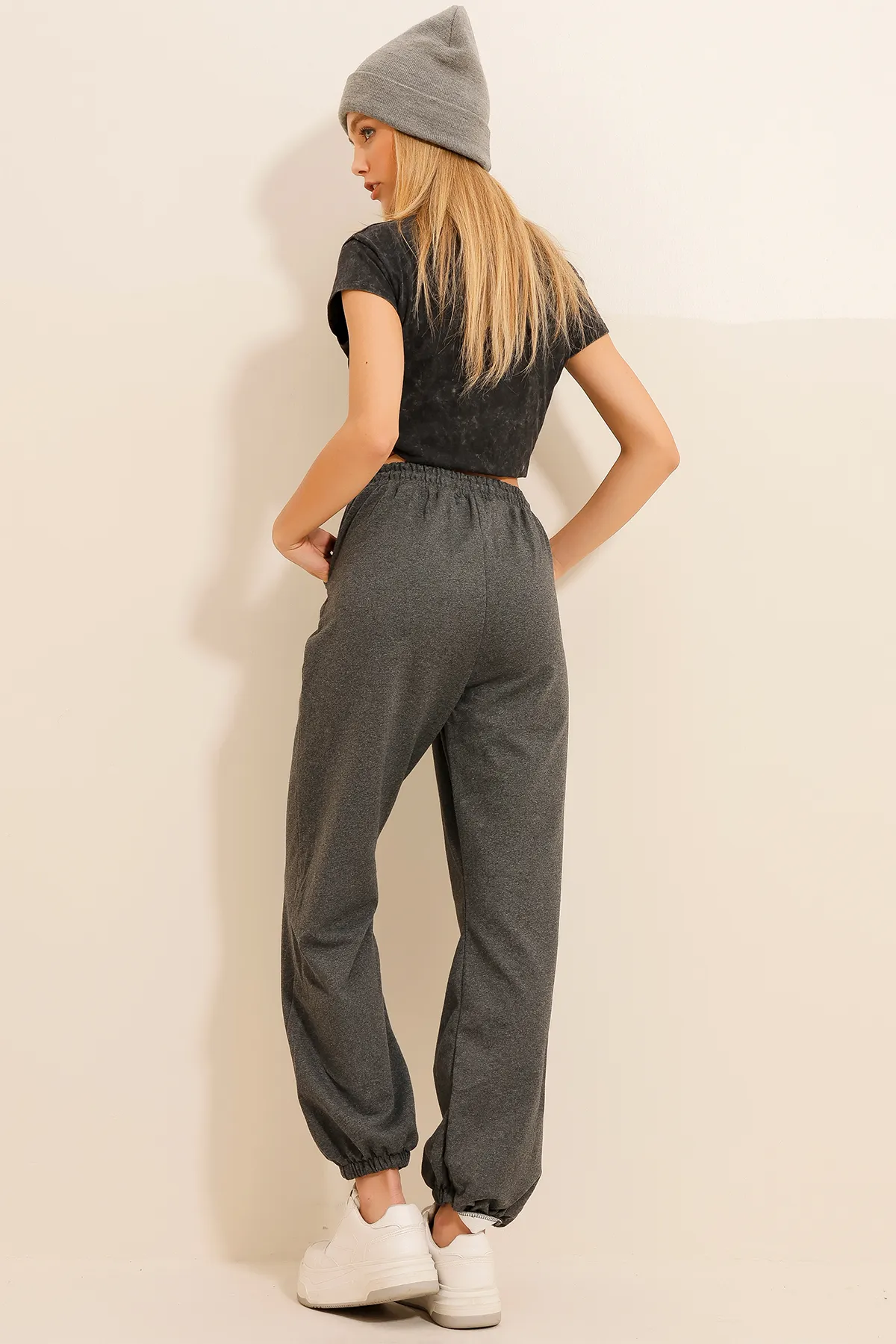 Trend Alaçatı Stili  Anthrazitfarbene Jogginghose mit elastischem Bein und zwei Fäden für Damen ALC-Y2933