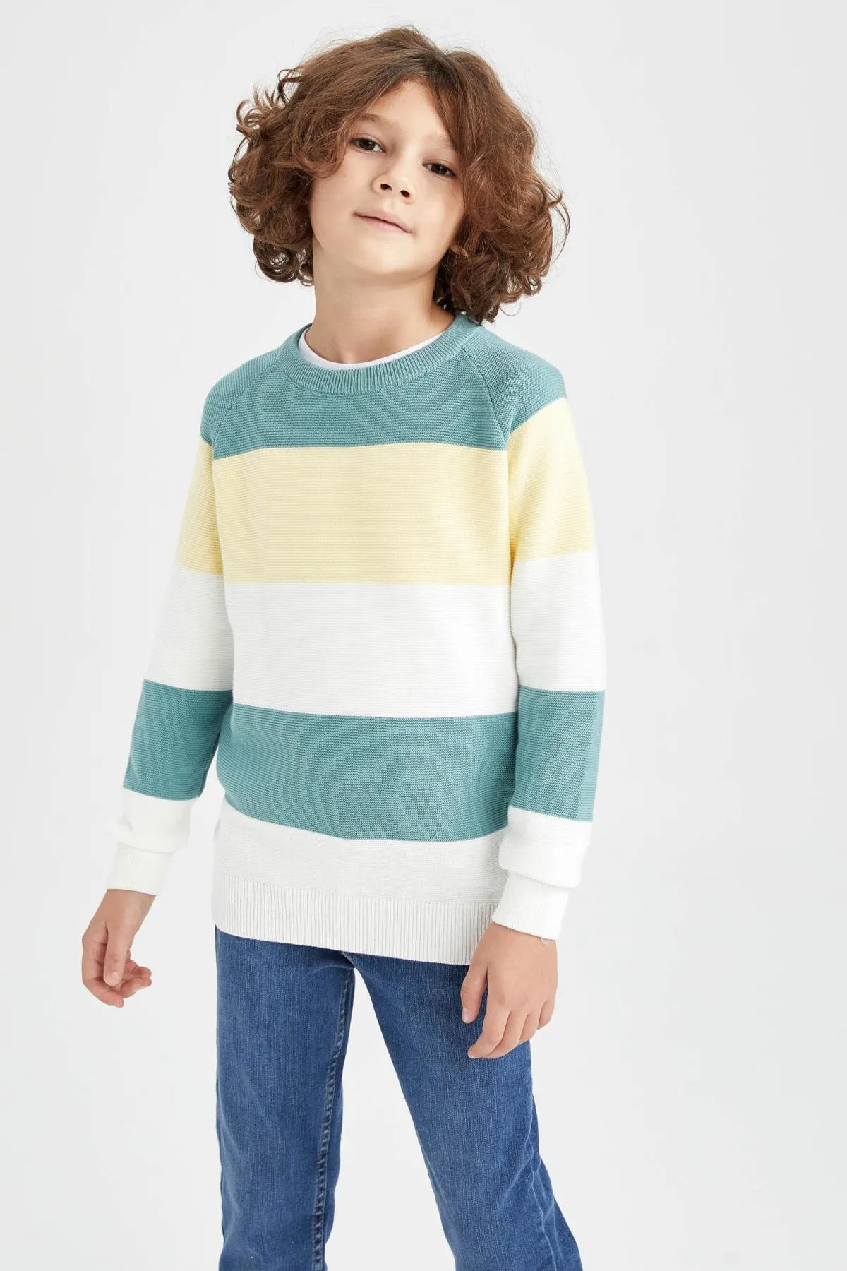 DeFacto  Strickpullover für Jungen mit normaler Passform und Rundhalsausschnitt