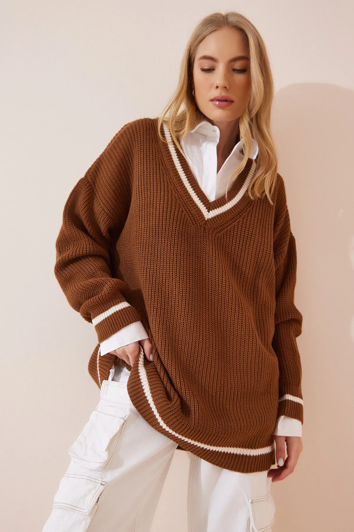 Happiness İstanbul  Damen Taba V-Ausschnitt Übergroßes langes Strick-Sweatshirt BP00140