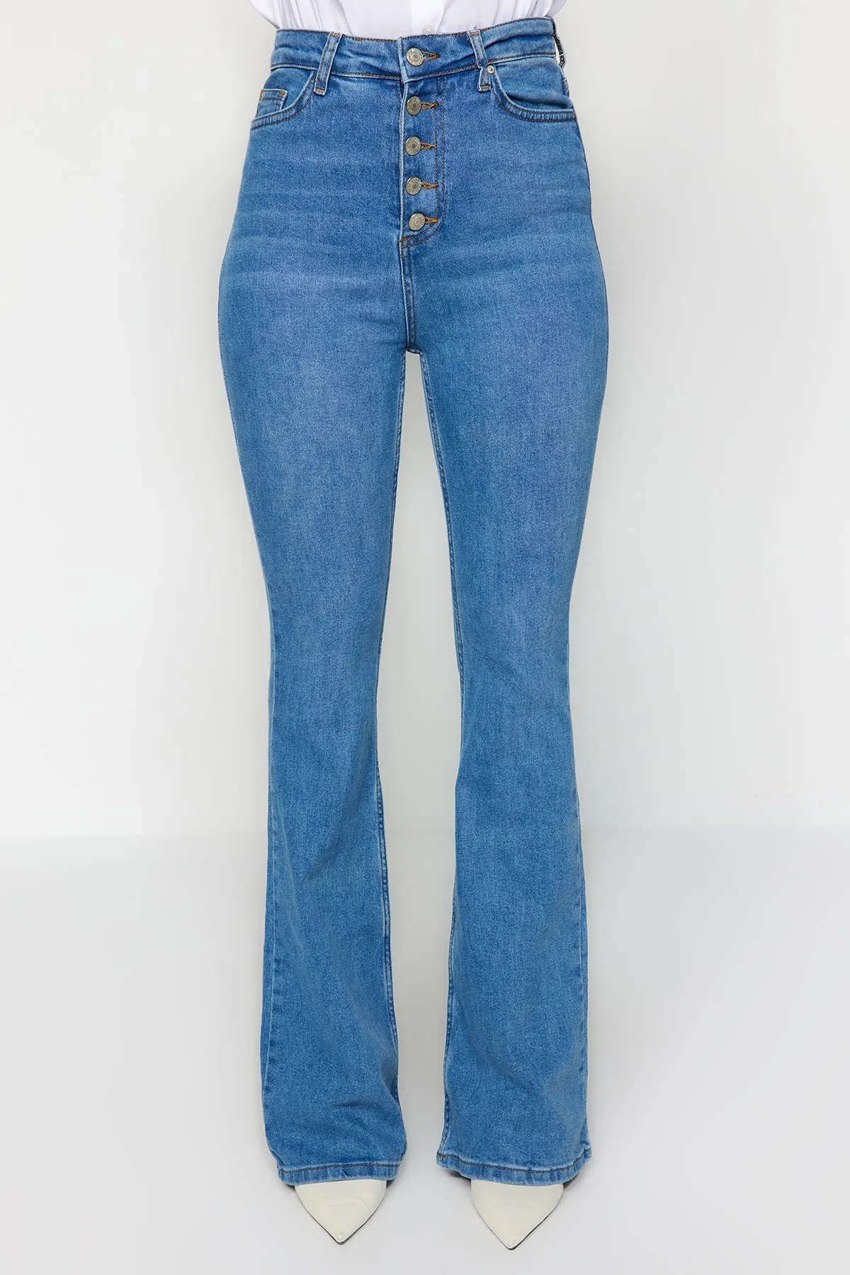Trendyol Collection  Hellblaue Schlagjeans mit Knopfleiste und hoher Taille TWOSS20JE0111