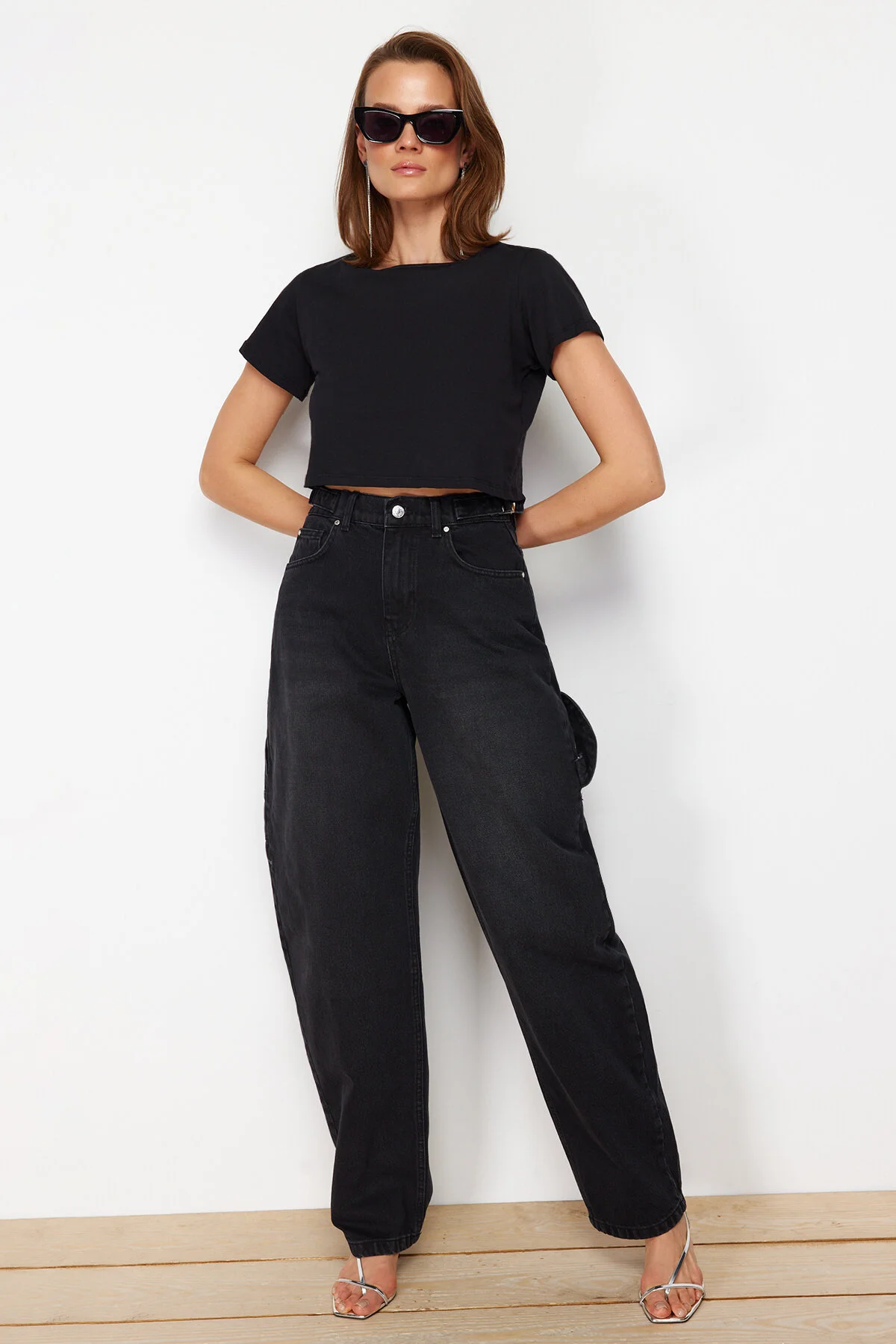 Trendyol Collection  Schwarze Carpenter-Jeans mit lockerer Passform und hoher Taille TWOAW24JE00308