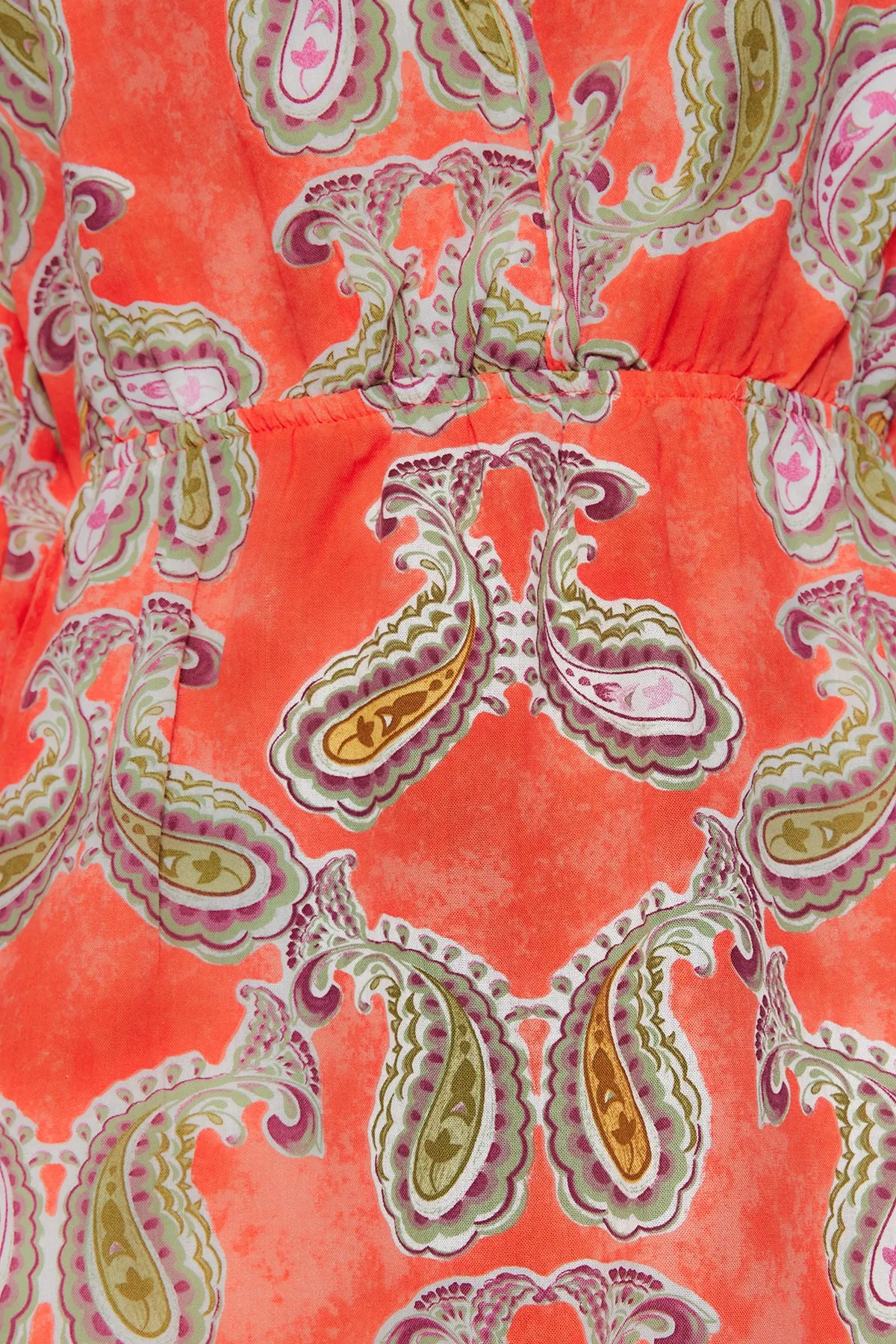 Trendyol Collection  Gewebtes, gerüschtes Mini-Strandkleid aus 100 % Baumwolle mit Paisley-Muster TBESS23EL00028