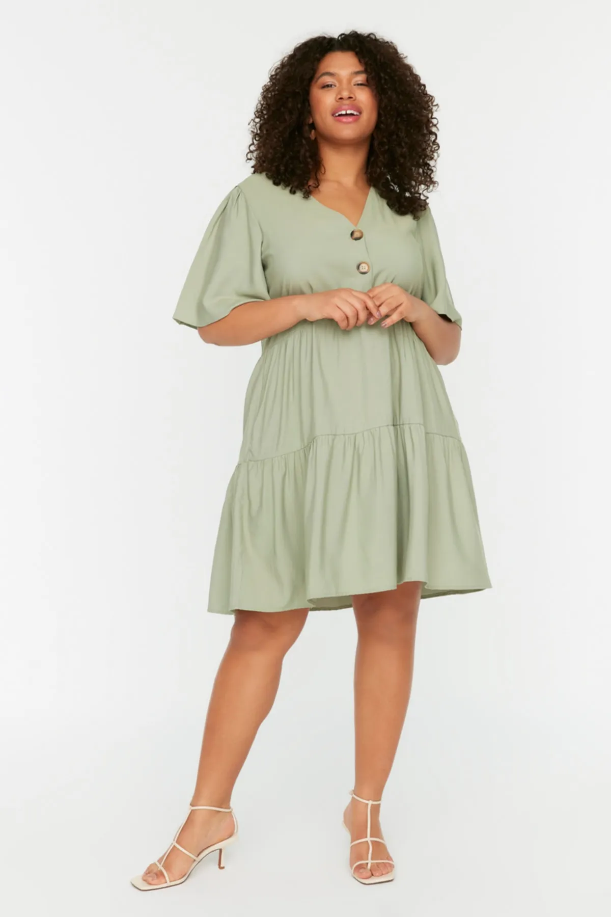 Trendyol Curve  Hellkhakifarbenes, gewebtes Kleid mit V-Ausschnitt und Knöpfen TBBSS22AH0167