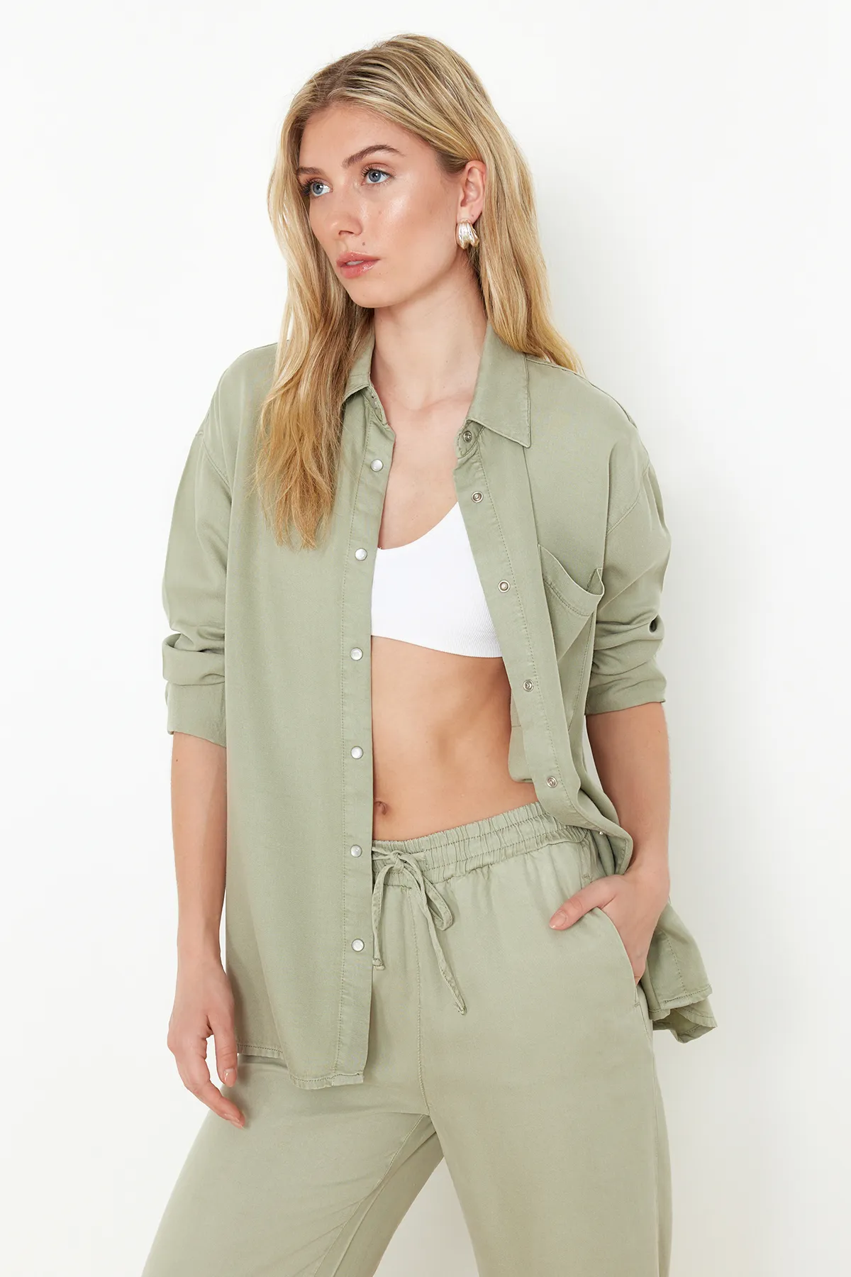 Trendyol Collection  Mintgrünes Oversize-Jeanshemd aus 100 % Tencel™ TWOSS24GO00142