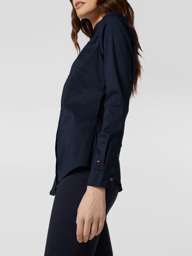 Fitted Hemdbluse mit Logo-Stickerei in dunkelblau