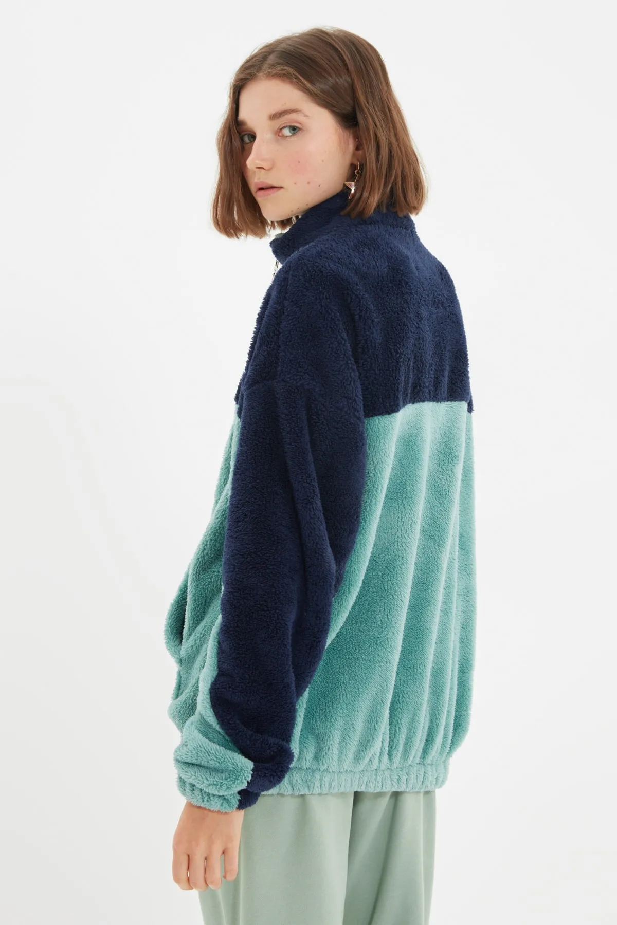 Trendyol Collection  Blaues Unisex-Sweatshirt in Übergröße/Weitschnitt, Farbblock, minimale Stickerei, warmes Plüsch-Sweatshirt TMNAW22SW1477