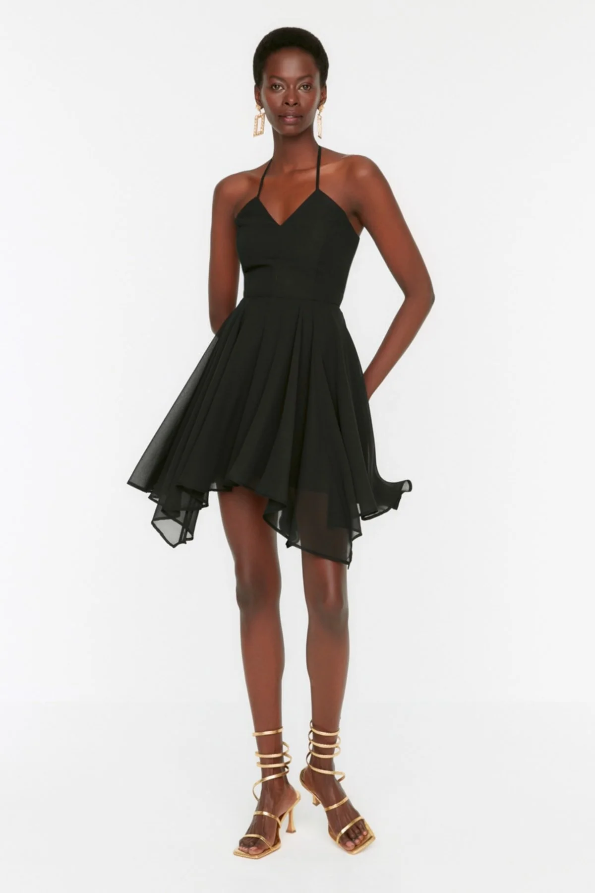Trendyol Collection  Elegantes Abendkleid aus schwarzem Chiffon mit Trägern TPRSS22EL1313
