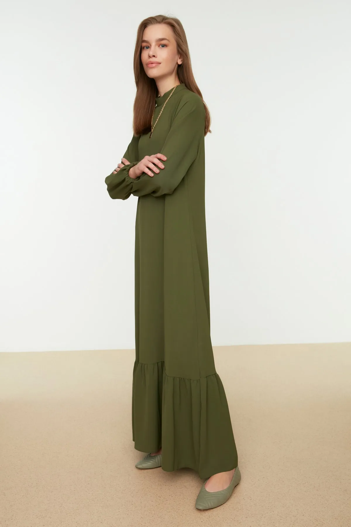 Trendyol Modest  Khakifarbenes, elastisches Aerobin-Gewebekleid mit Stehkragen und Ärmelenden TCTSS22EB0010