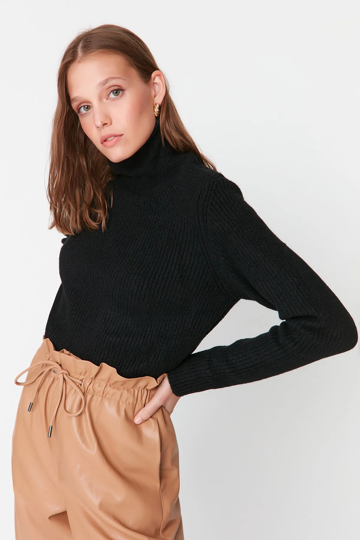 Trendyol Collection  Schwarzer Strickpullover mit Kragendetail TWOAW23KZ01105