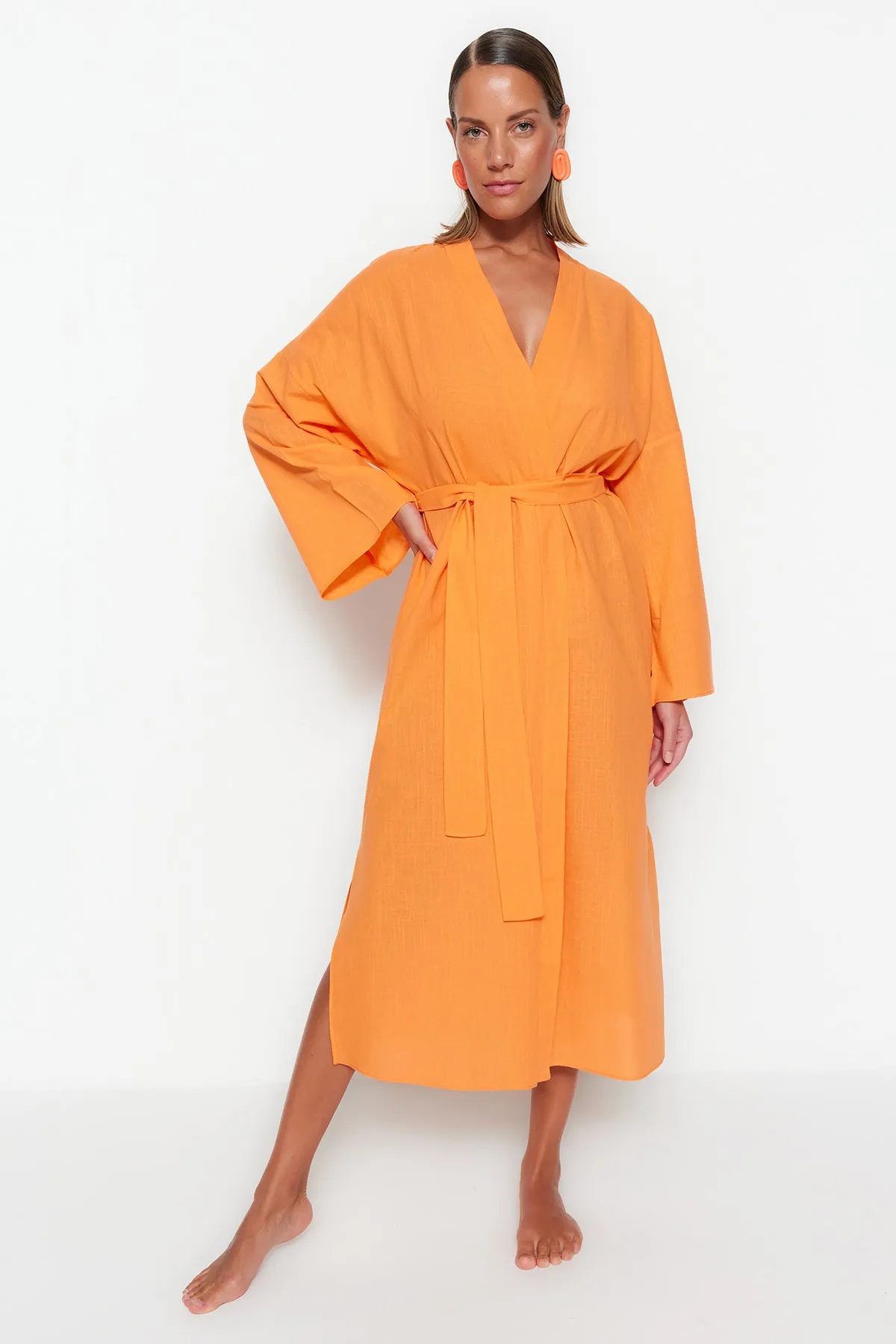 Trendyol Collection  Orangefarbener Maxi-Kimono und Kaftan aus Webstoff mit Gürtel TBESS23KM00044