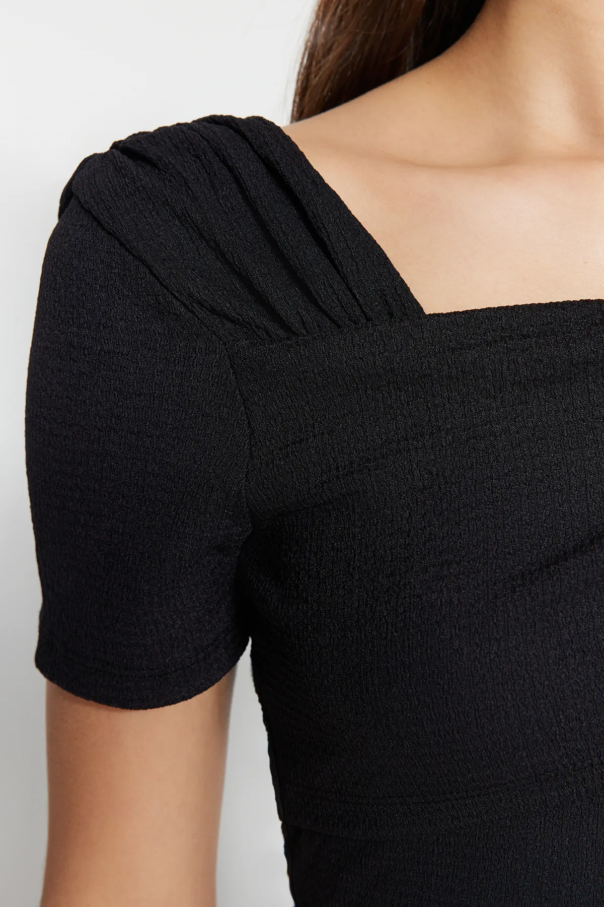 Trendyol Collection  Schwarzer, figurbetonter Strickbody mit asymmetrischem Kragen und Druckknöpfen TWOSS23BD00060