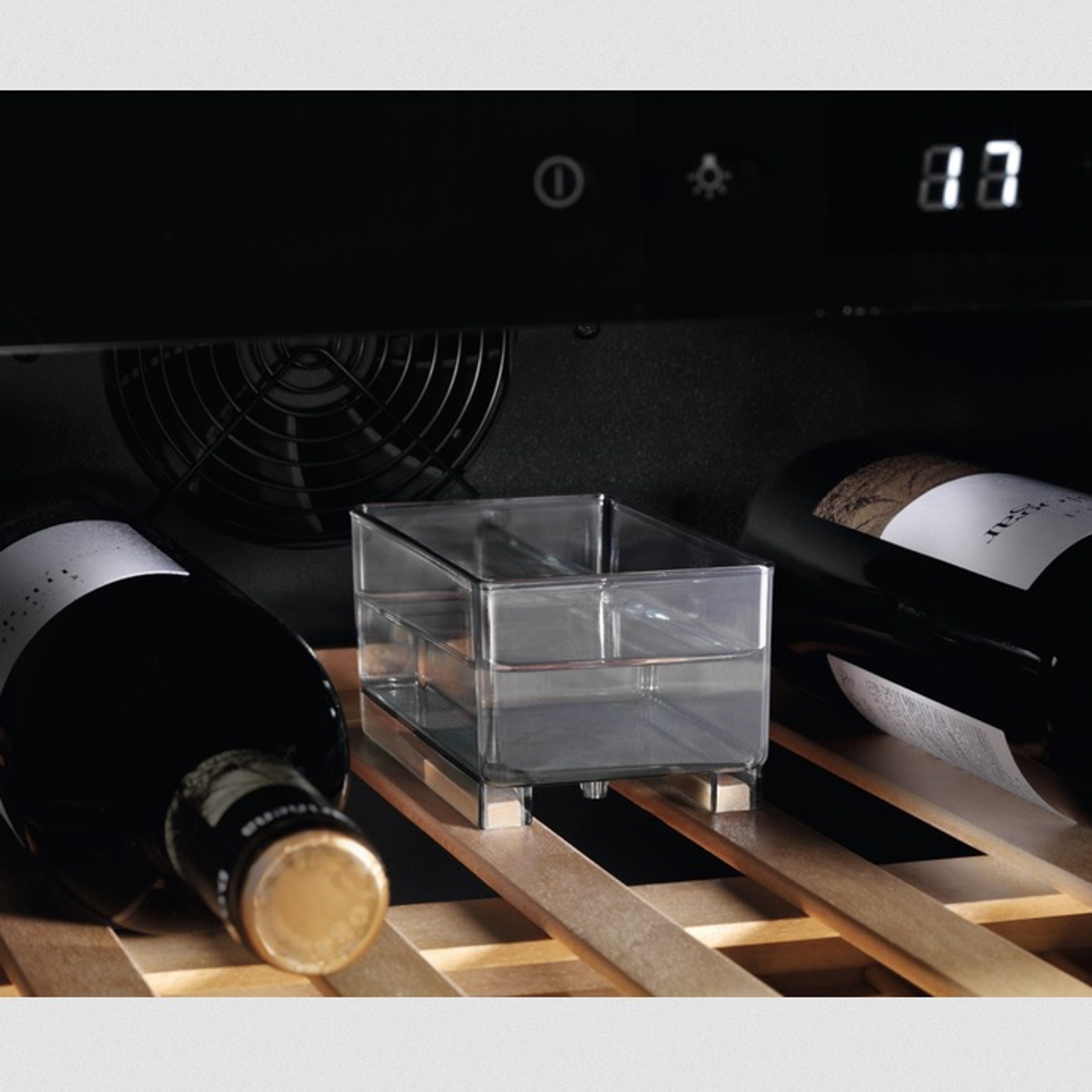 AEG Einbauweinkühlschrank AWUS020B5B, für 20 Standardflaschen á 0,75l,Single-Zone Pro,Ausziehbare Holzablagen,Obere LED-Beleuchtung
